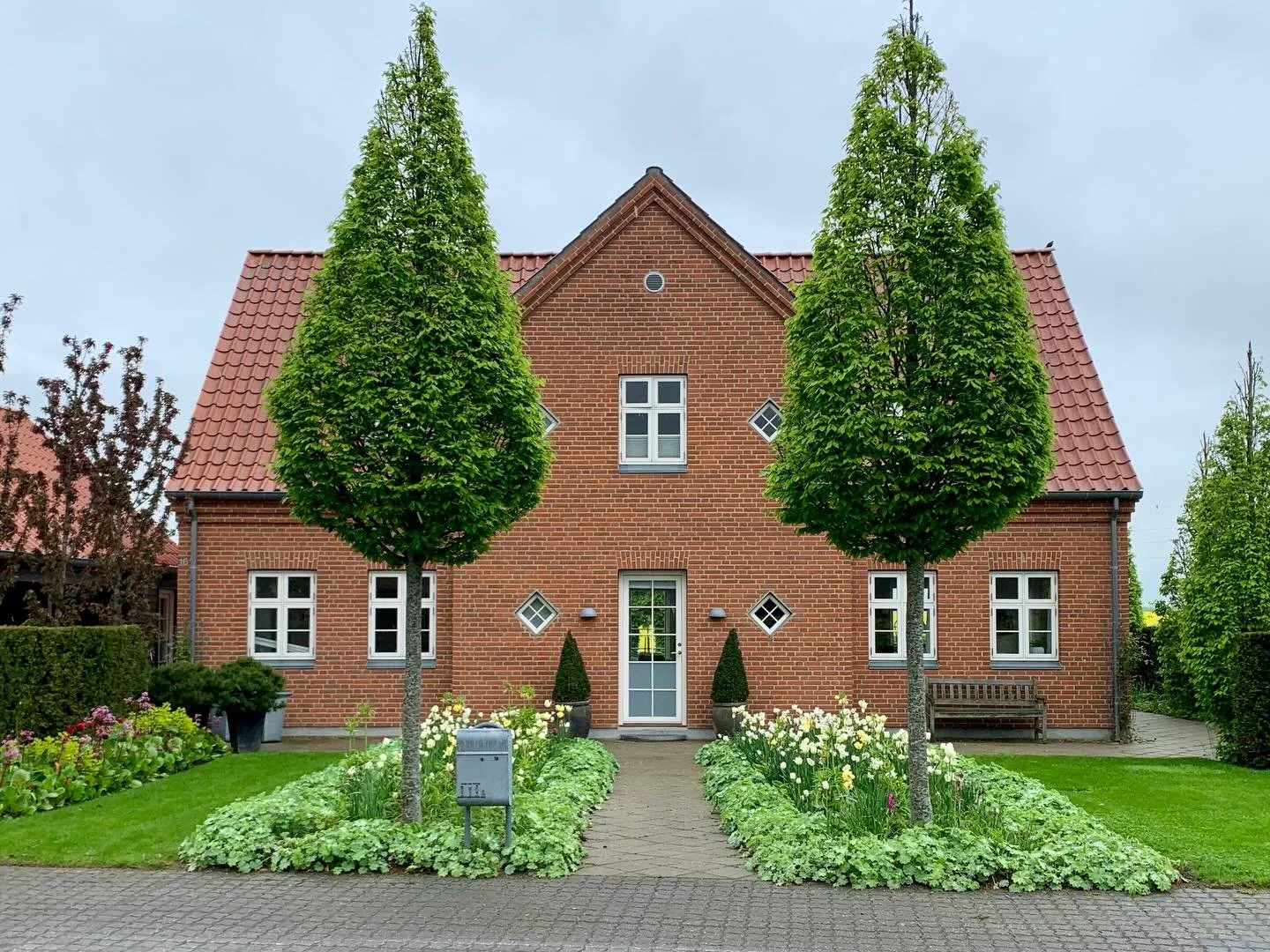 FRA BAR MARK TIL FARVERIG FORHAVE🌸

Det er en s&aelig;rlig gl&aelig;de at forvandle en forhave fra bar mark til en farverig velkomst. At tegne og planl&aelig;gge, hvordan en bar bunke jord bliver til et livgivende og farverigt rum i haven med nye pl