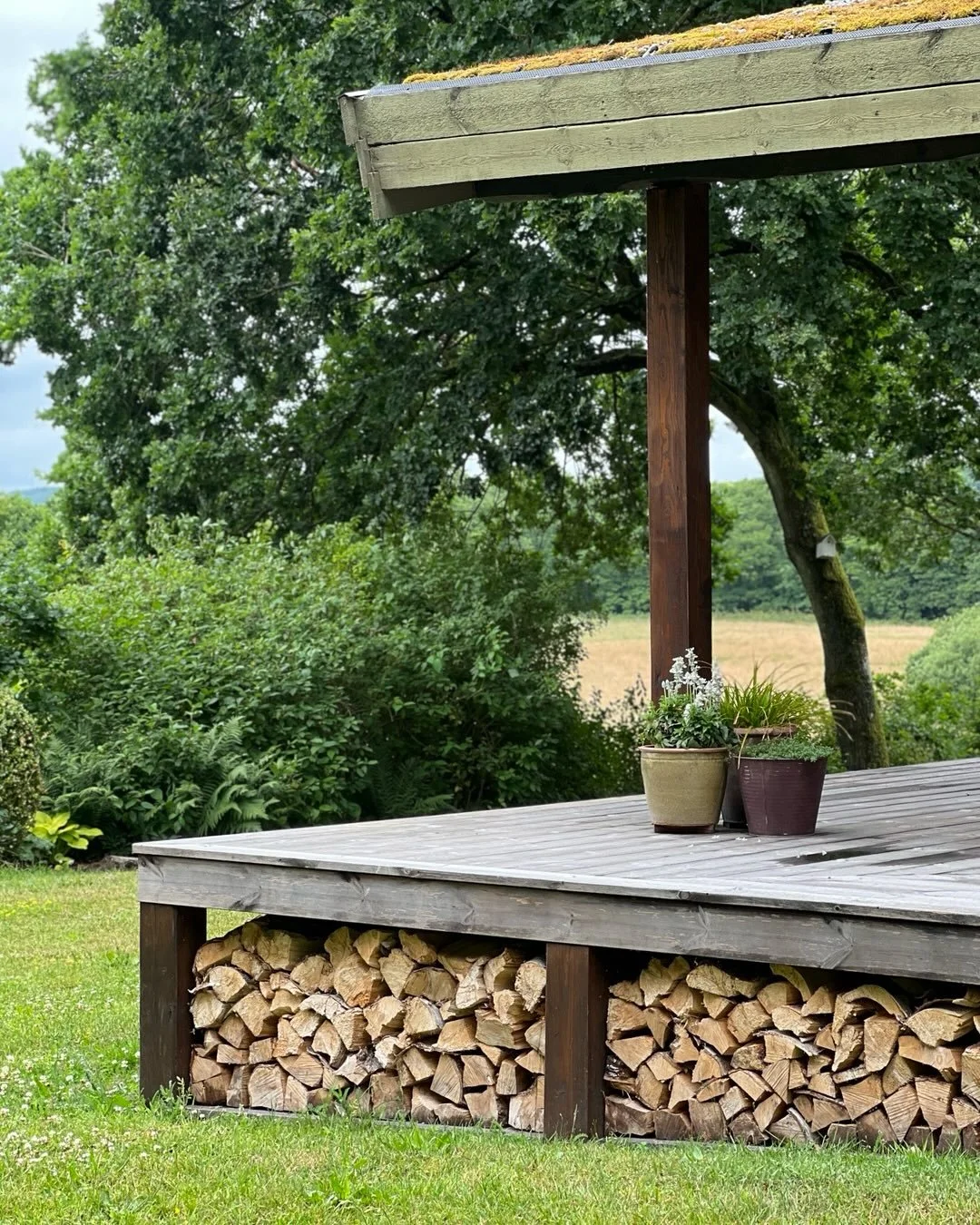 BRUN &amp; BR&AElig;NDE🤎

To ting jeg nyder i min have er den brune farve og br&aelig;nde lige ved h&aring;nden.

Sammen s&aelig;tter de stemningen og giver f&oslash;lelsen af natur, varme og hygge i haven. Enkelt og praktisk.

Og havens sm&aring; ?