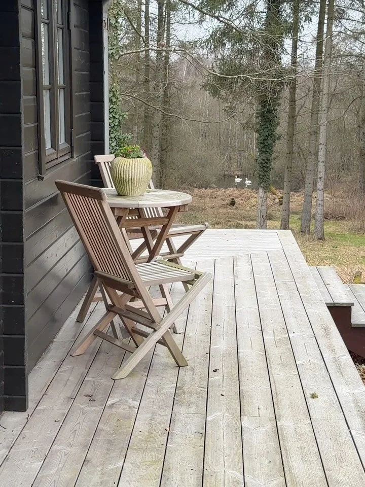 SVANER I HAVEN🤍

Et rigt fugleliv er min verden en af de helt store gl&aelig;der i haven.

De nyeste fugle i min skovhave er et svanepar, der netop er flyttet ind og lyser livgivende op nederst i haven.

Egentligt er det en mose, der ligger i bunden