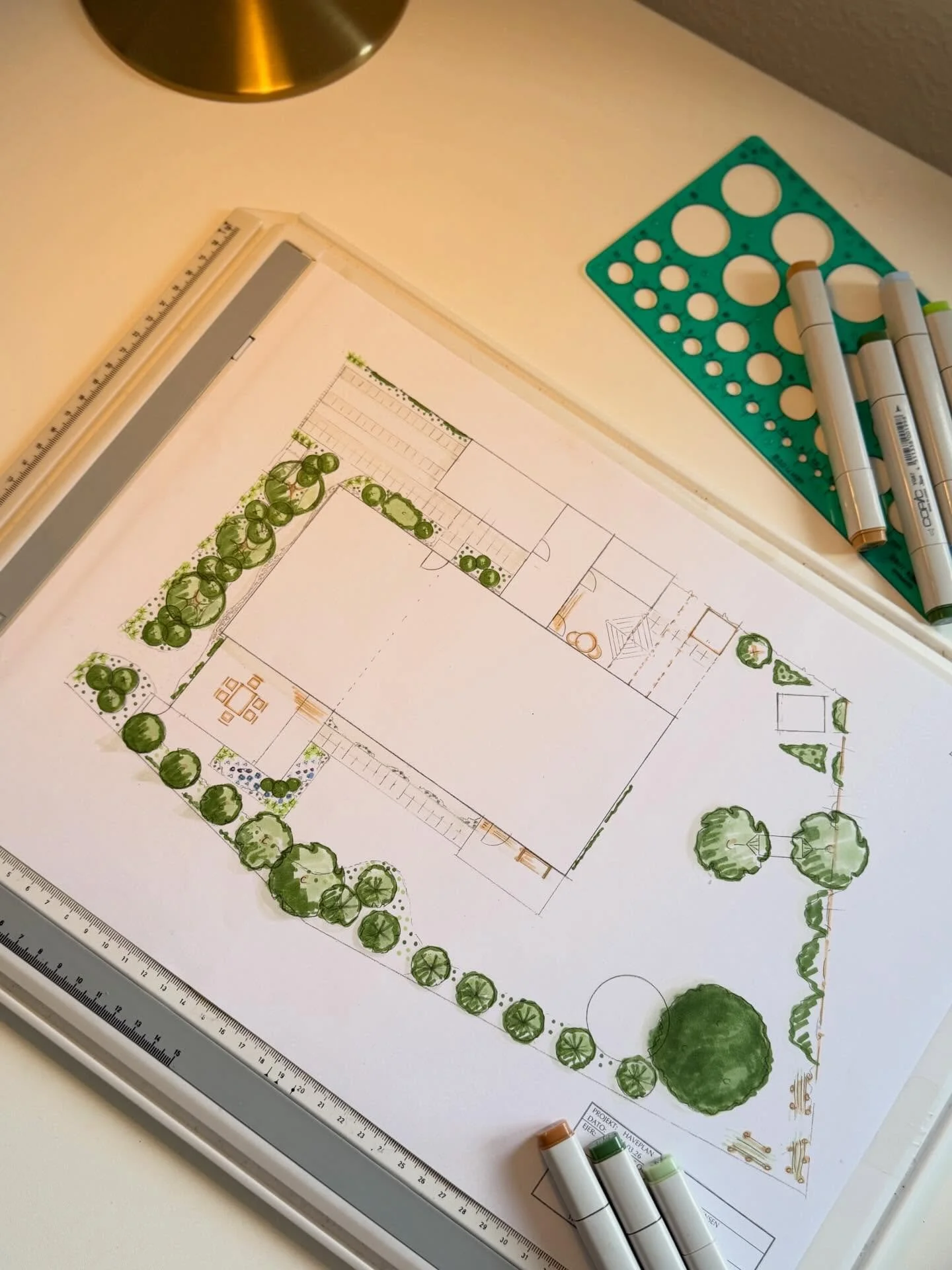 DAGENS HAVEPLAN🌿

Det fine gule parcelhus er blevet gennemgribende restaureret. Nu er turen kommet til haven. Her har jeg f&aring;et forn&oslash;jelsen af at tegne en plan, der giver familien langt mere liv, rum og fylde i haven.

Jeg har tilf&oslas