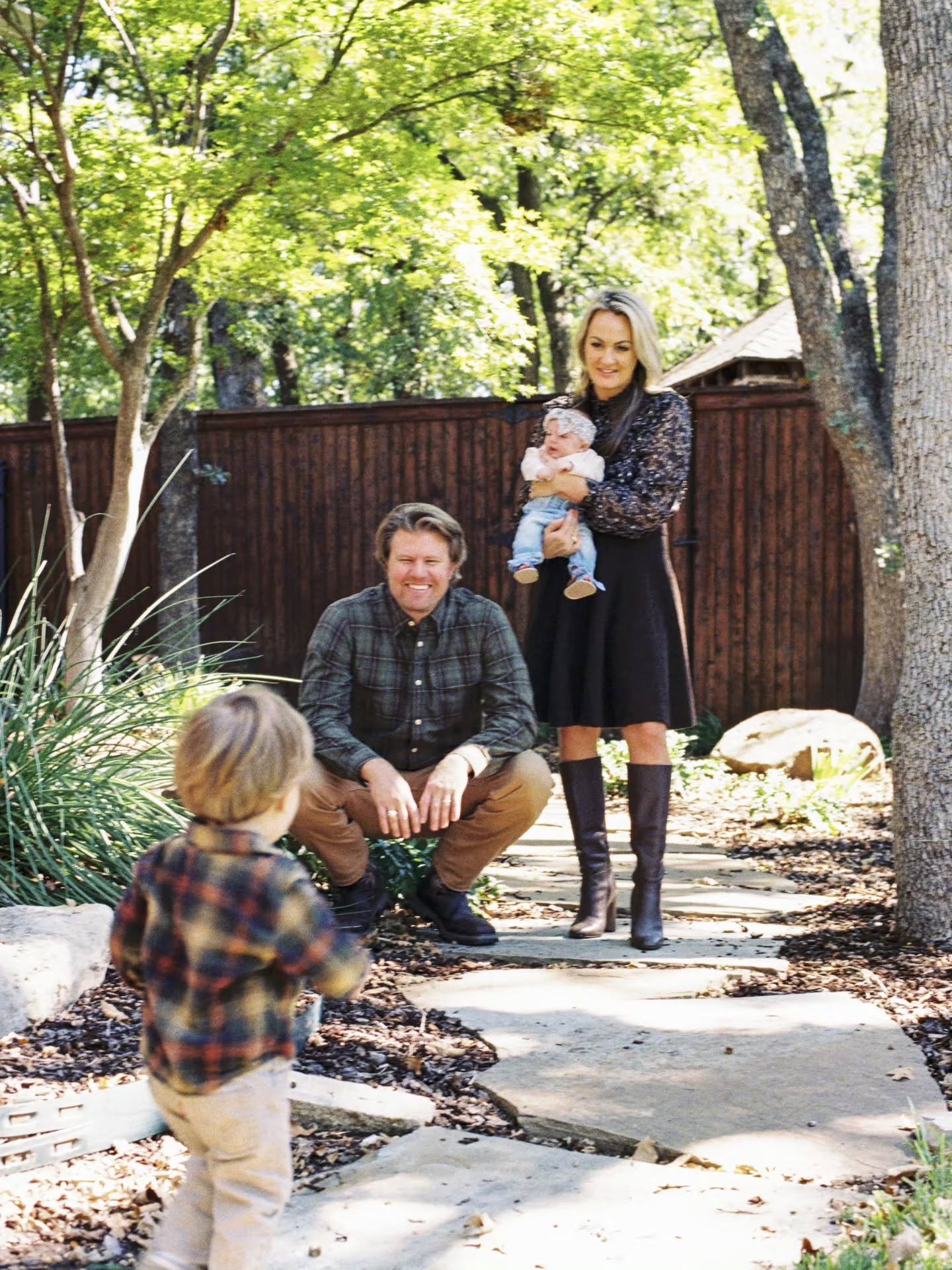 Fall Family Photos on Film
🧪👨&zwj;🔬: @prismafilmlab 
#dfwphotographer #dfwportraits #dfwportraitphotographer #dfwlifestylephotographer #fallvibes #fallcolors🍁🍂 #filmphotographer #filmphotography #filmphoto #film #staybrokeshootﬁlm @thebelovedjou