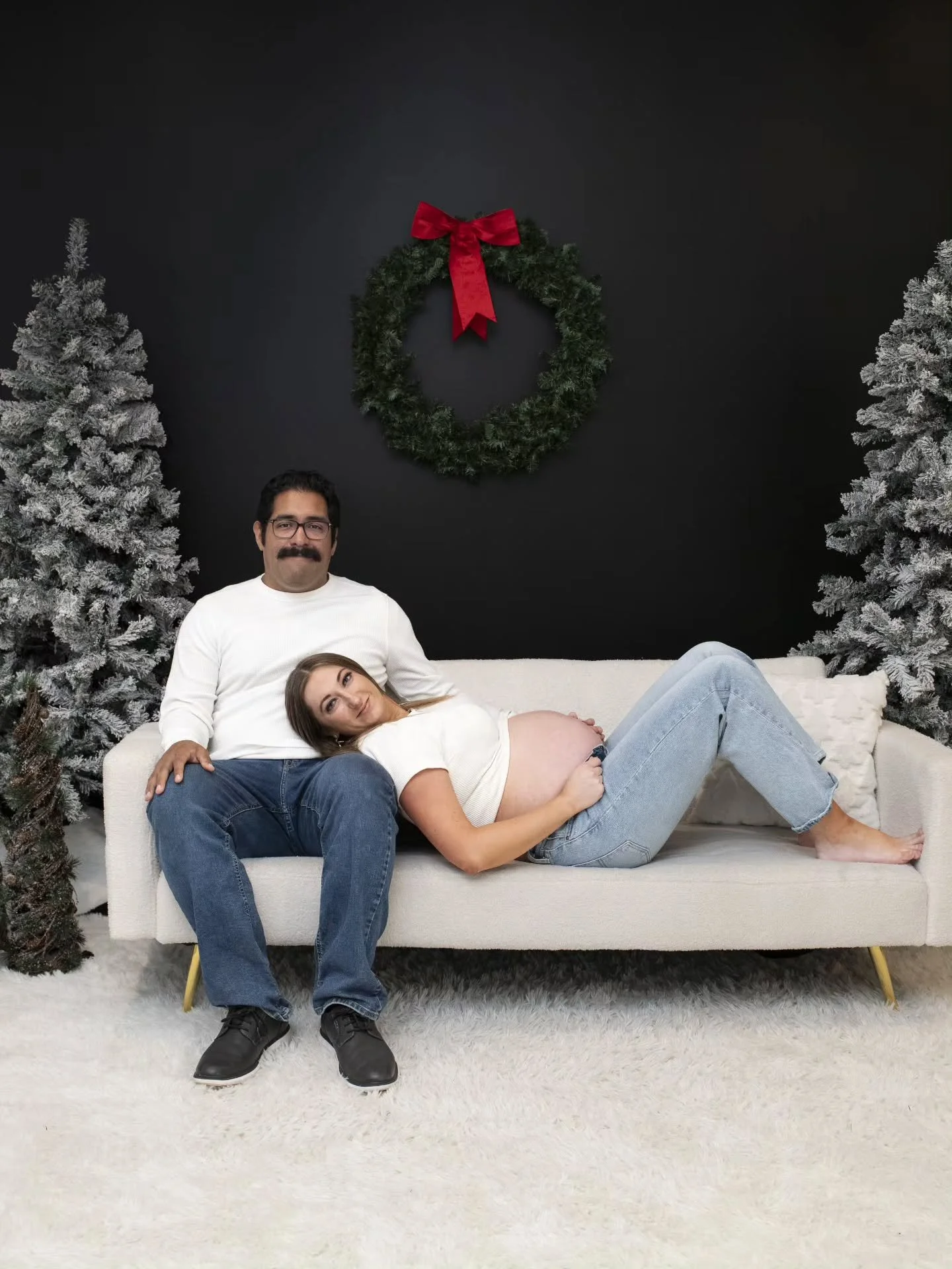 A Christmas bump ✨️ 💖 
#maternityphotographer 
#dfwphotographer 
#dfwfamilyphotographer 
Www.merecephotography.com