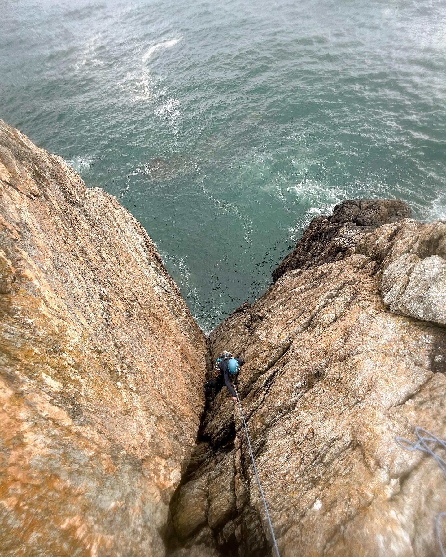 Hanging out above to sea today with @trek_with_cair 

We managed to climb some new grades for Cair today, first Severe, Hard Severe and VS! Top job!

#northwales #northwalesclimbing #seacliff #rockclimbing #anglesey #ynysm&ocirc;n #climbinganchors #t