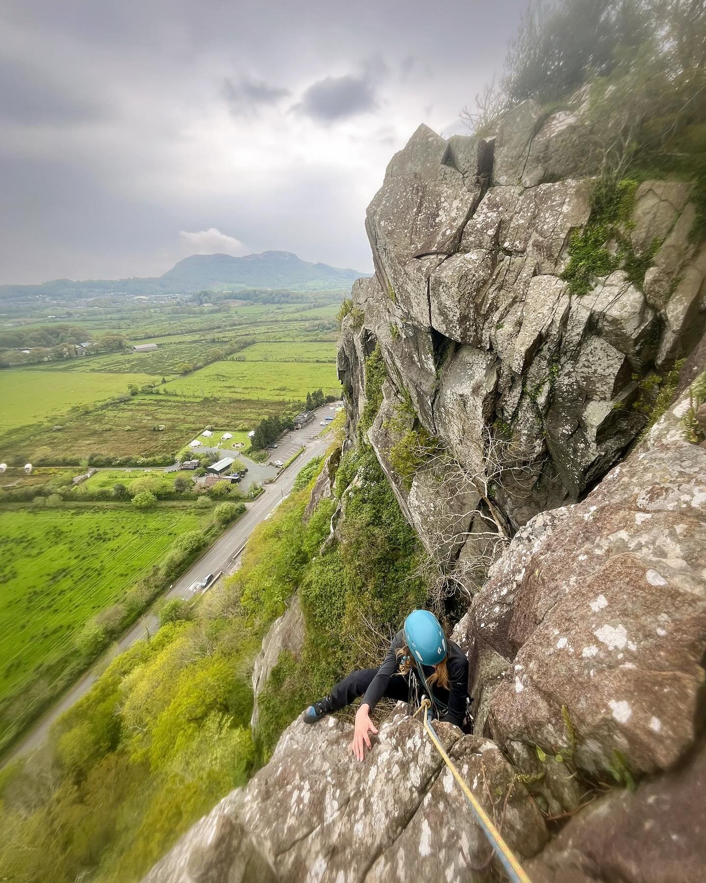 Lots of time on rock this week!

T shirt weather at Tremadog on Thursday with @trek_with_cair. We racked up 8 pitches of climbing, a few abseils and loads of learning. 

Finding some limestone gems on the Orme yesterday with @pinnacle_mountaineering.