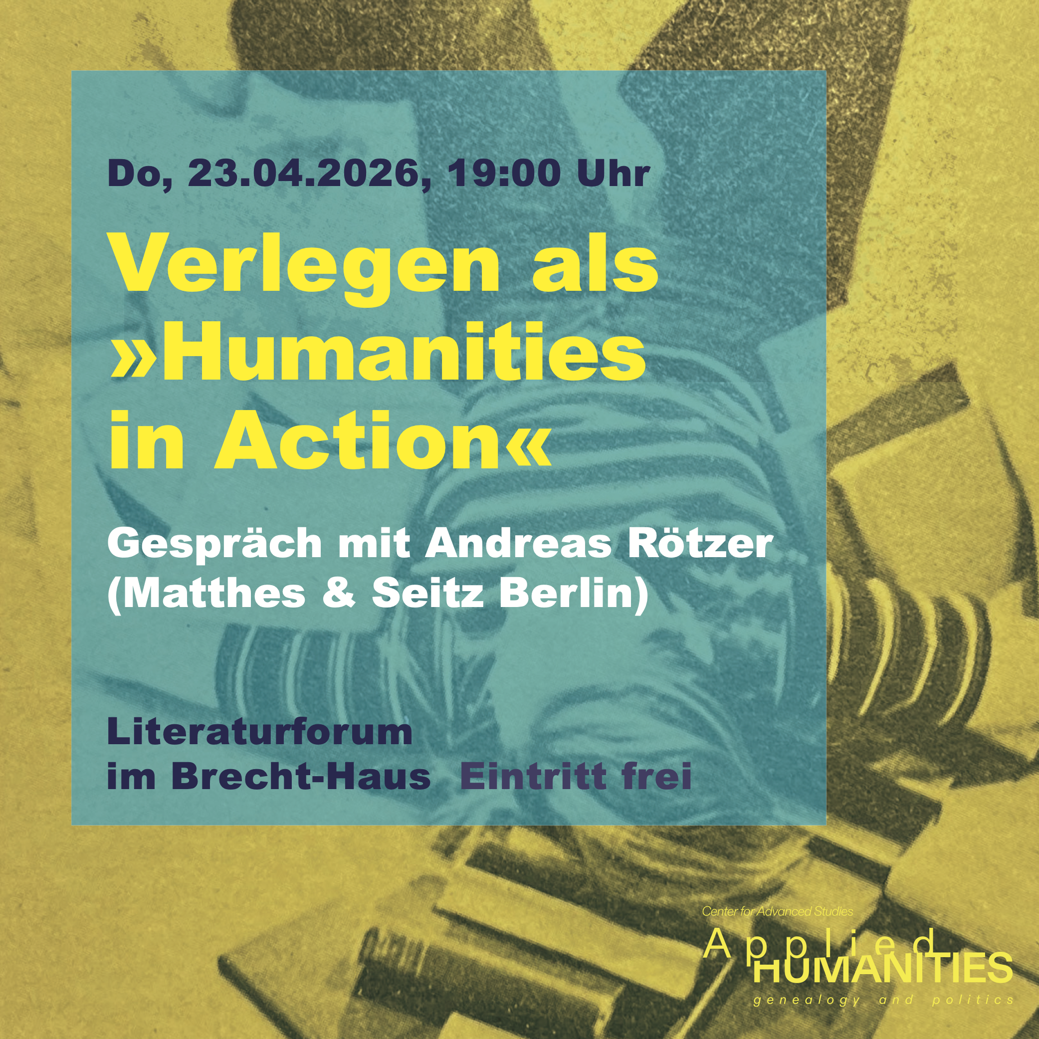 Veranstaltungsankündigung für Donnerstag, 23.04.2026, 19:00 Uhr im Literaturforum im Brecht-Haus. Gespräch mit Andreas Rötzer zu "Verlegen als Humanities in Action". Das Foto im Hintergrund zeigt eine Person, die auf Büchern liegt.