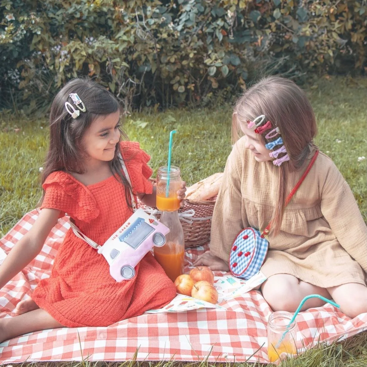 Memorial Day weekend picnic anyone? ☀️🍓⛱🇺🇸Get a little fancy with Rockahula accessories #rockahulakids #memorialdayweekend #hamptonskids #kidsfashion
