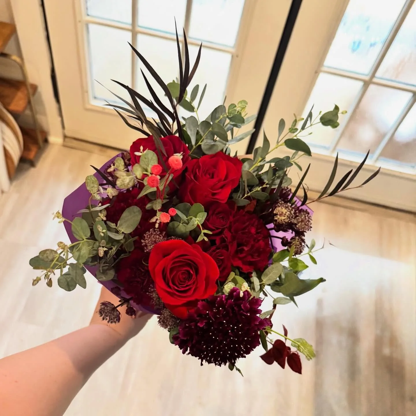 Another dreamy Valentine&rsquo;s Day in the books!!! This one was extra delightful because I got to work alongside @gather_the_wild as we prepped our deliveries together. 

At first I wasn&rsquo;t sure how the strawflowers would go with the otherwise