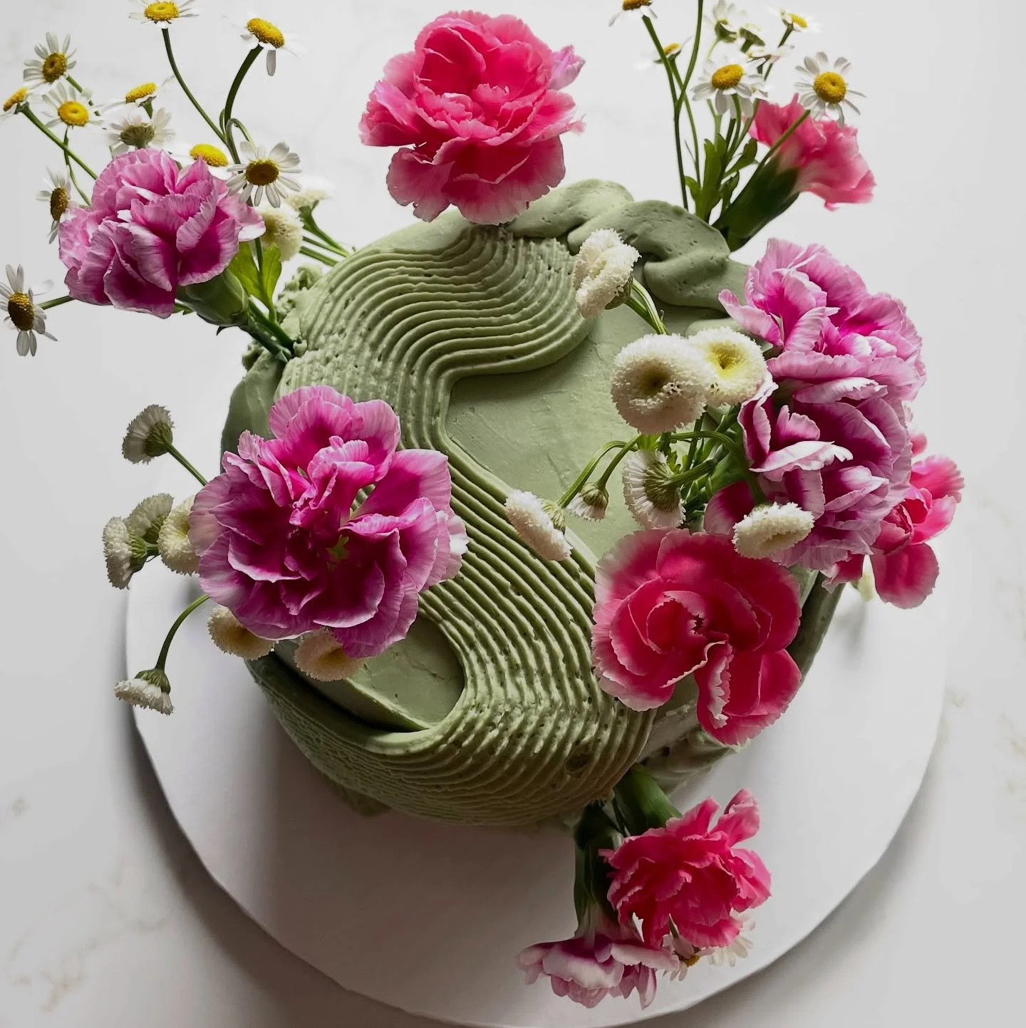 I was so excited to try my hand at this cake trend! Vanilla cake with raspberry buttercream filling, topped with fresh flowers 💐 

Inspired by the gorgeous wavy cake designs by @capitoljillbaking 💕
.
.
#customcake #marylandbaker #rockvillebakery #b