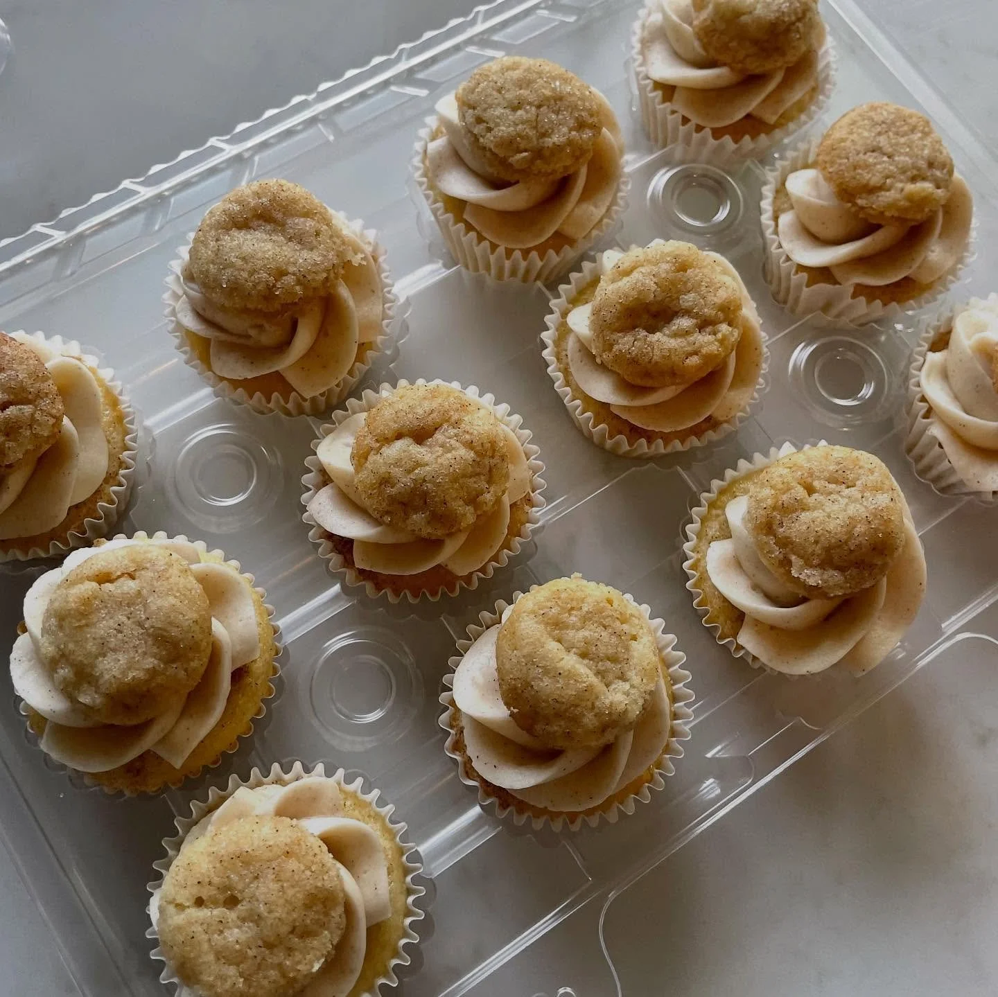 Hello November! These mini cupcakes that are perfect for fall parties🧁
- Snickerdoodle 
- Cookie butter
- Stroopwafel 
- Pumpkin spice 

Order at the link in bio! 

#minicupcakes #fallcupcakes #cupcakesofig #cupcakery #rockvillemd #rockvillebakery