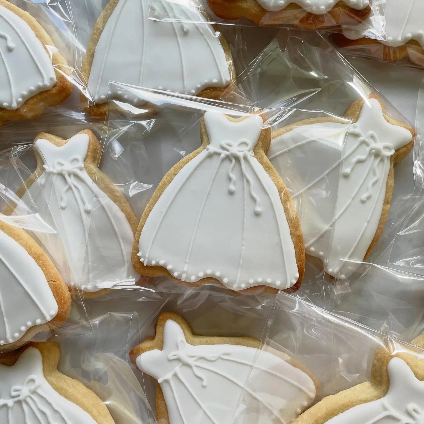 Taking a short break from fall treat content to highlight these wedding dress cookies for a bridal shower! It&rsquo;s always an honor to have my treats included at these milestone celebrations 💕 
.
.
#bridalshowercookies #weddingcookies #weddingdres