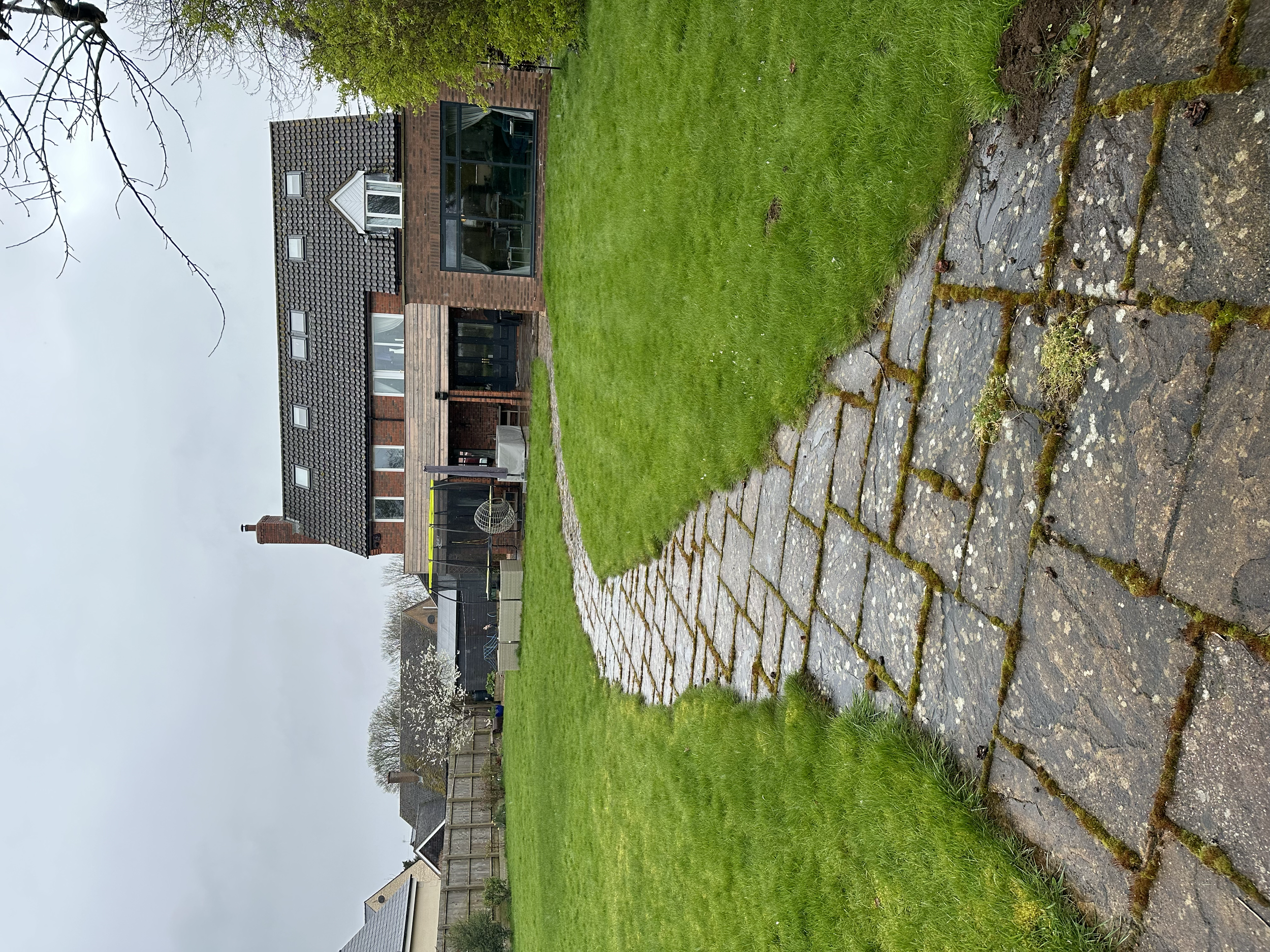 The existing garden was a blank canvas that lacked colour and direction