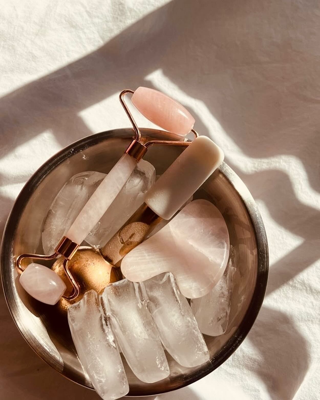 What are the benefits of a gua sha or &ldquo;scraping&rdquo;? 

1. Improves skin health
2. Improves blood circulation 
3. Boosts the immune system 
4. Reduces stress and promotes relaxation 
5. Reduces muscle tension and soreness 

Book your appointm