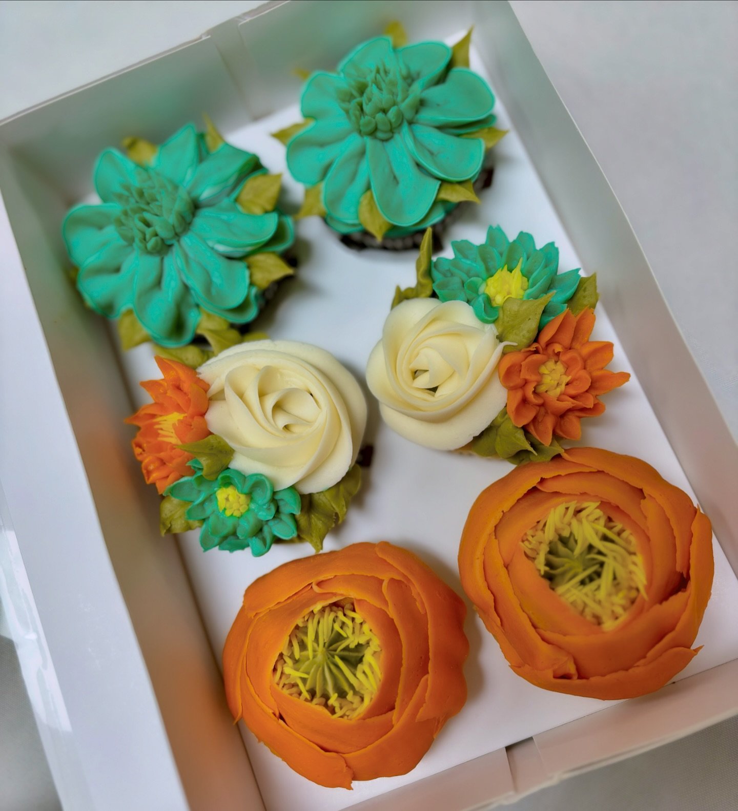 These COLORS!!!!!!!! 😍😍 #buttercreamflowers #floralcupcakes #edibleart