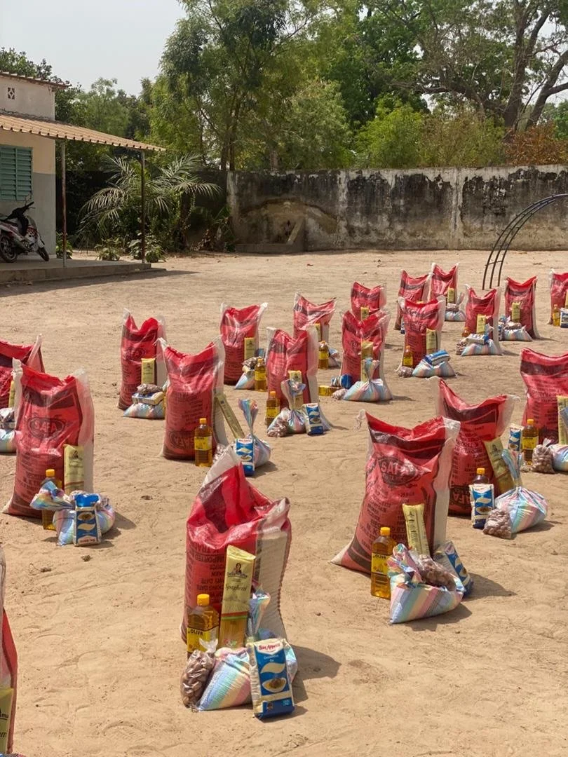 Two villages. One mission.

During our grocery kit distribution in Silinkine, families from both Silinkine and Boudiangatte benefited from the support. Together, we were able to reach households and provide essential food to families who need it most