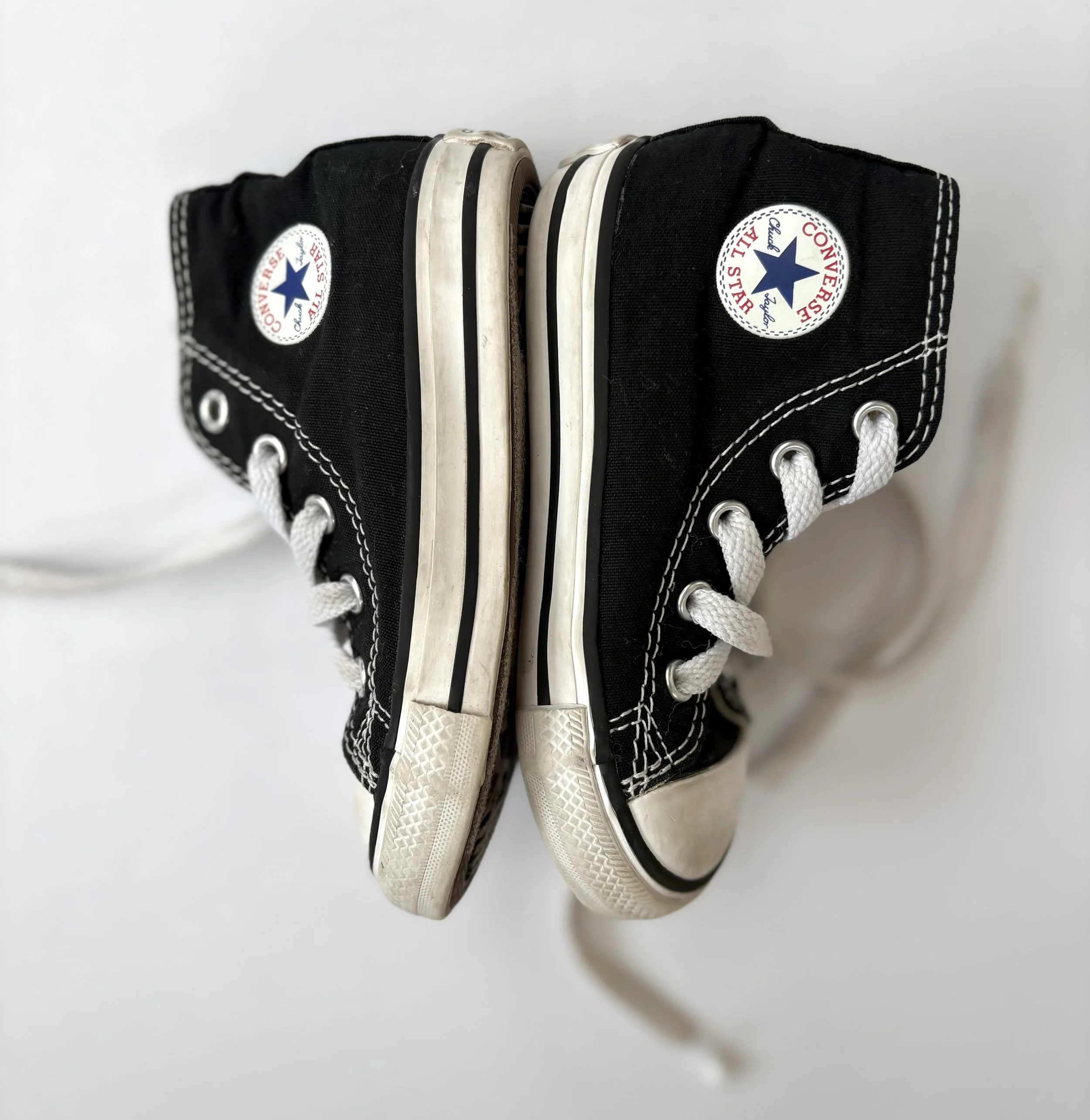 BLACK CONVERSE HIGHTOPS