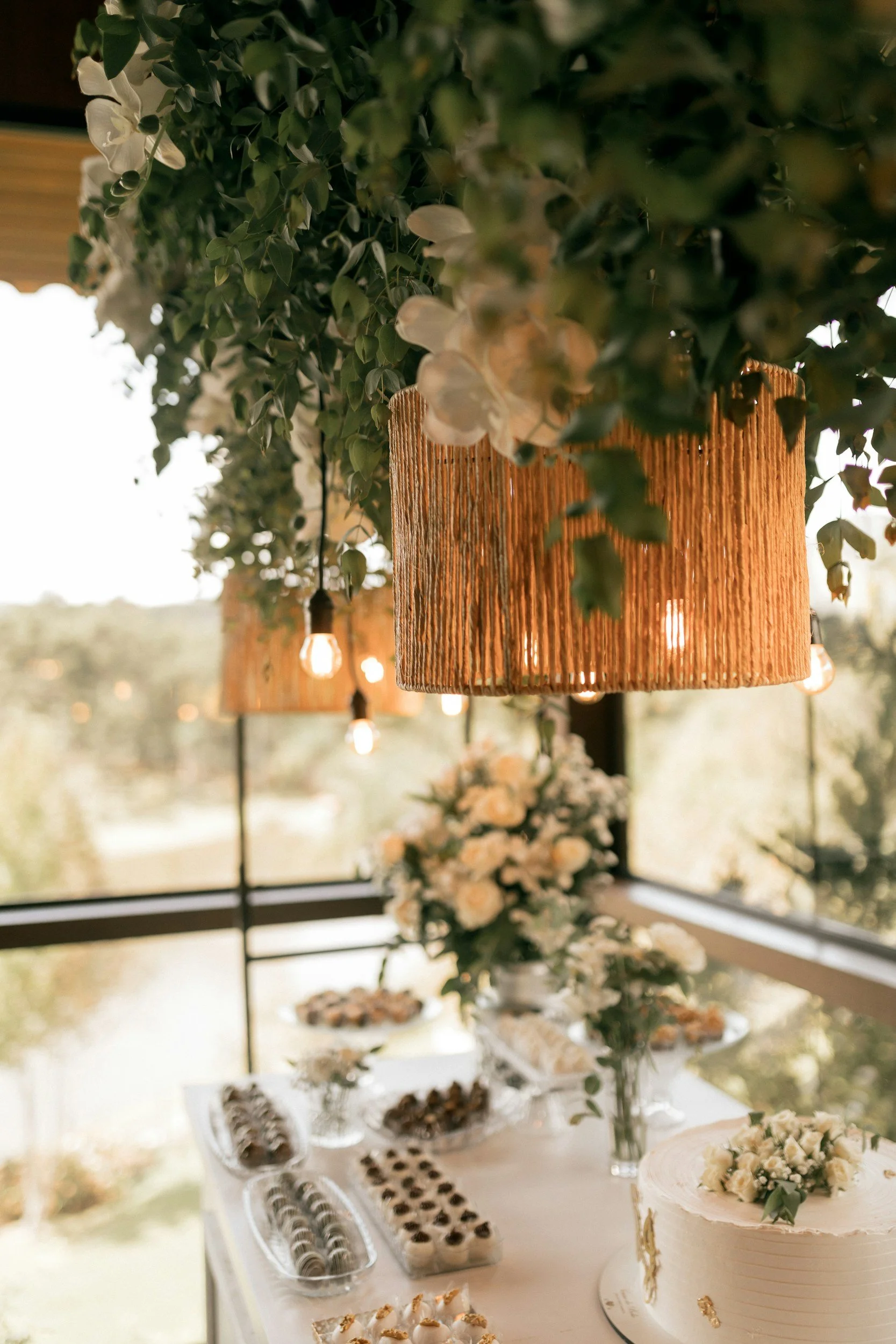 Why We Recommend a Wedding Cake and Dessert Table for 200-Guest Weddings