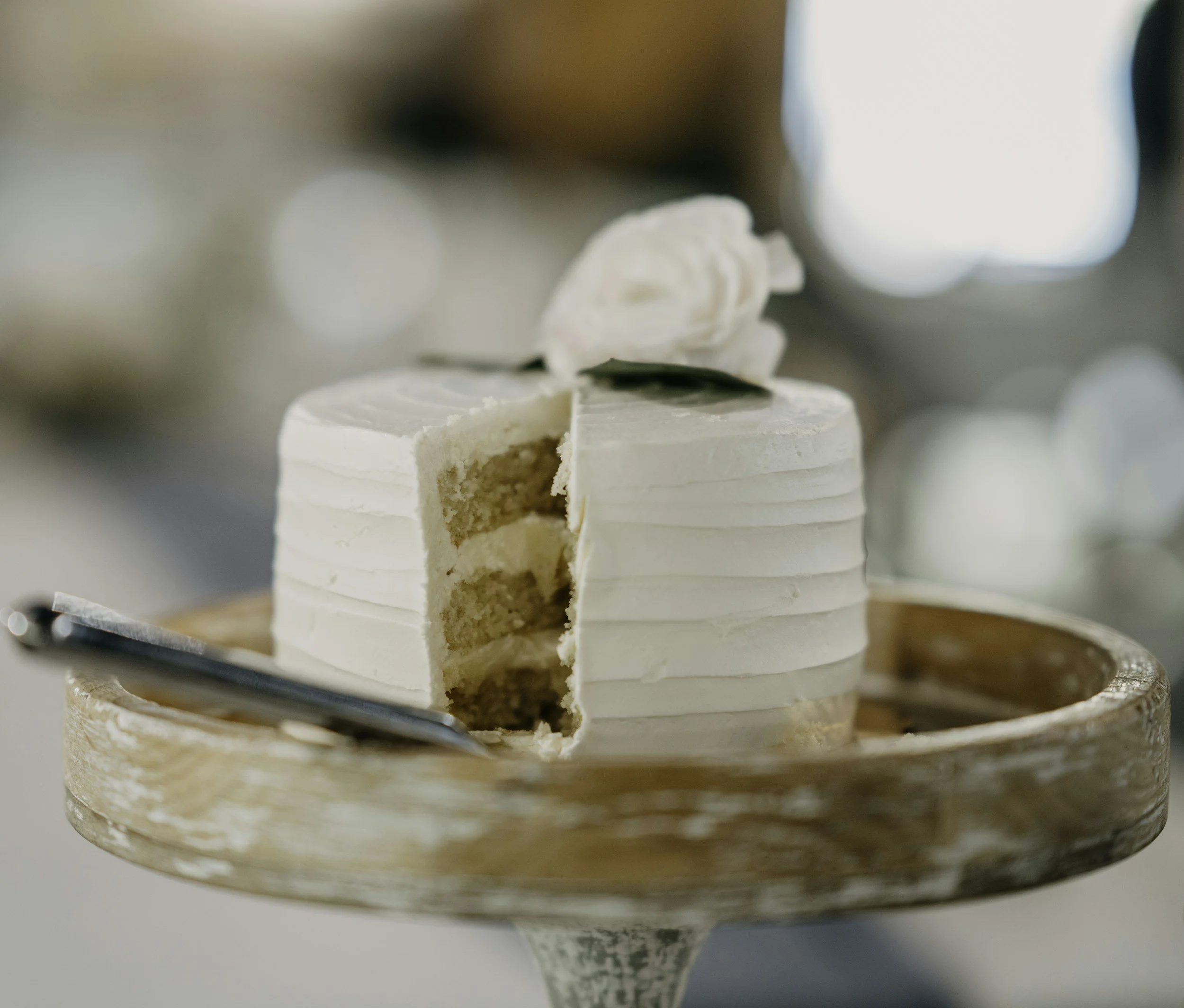 How Much Wedding Cake Do You Need? A Northern Indiana Wedding Cake Serving Guide