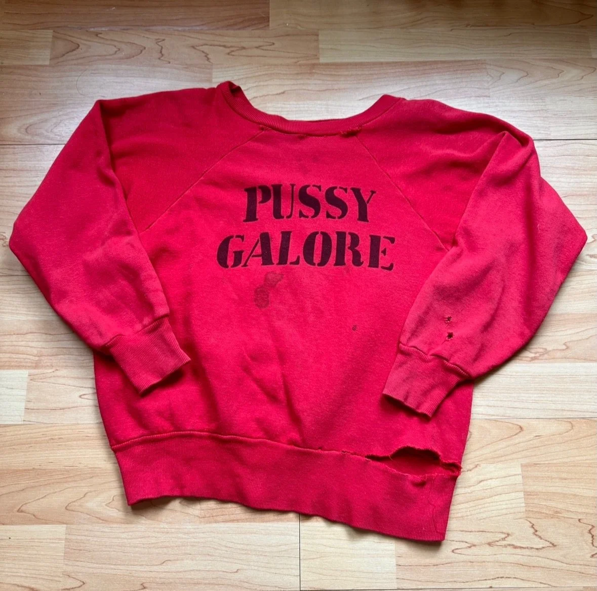 1960s James Bond Goldfinger Sweatshirt

Boxy Medium