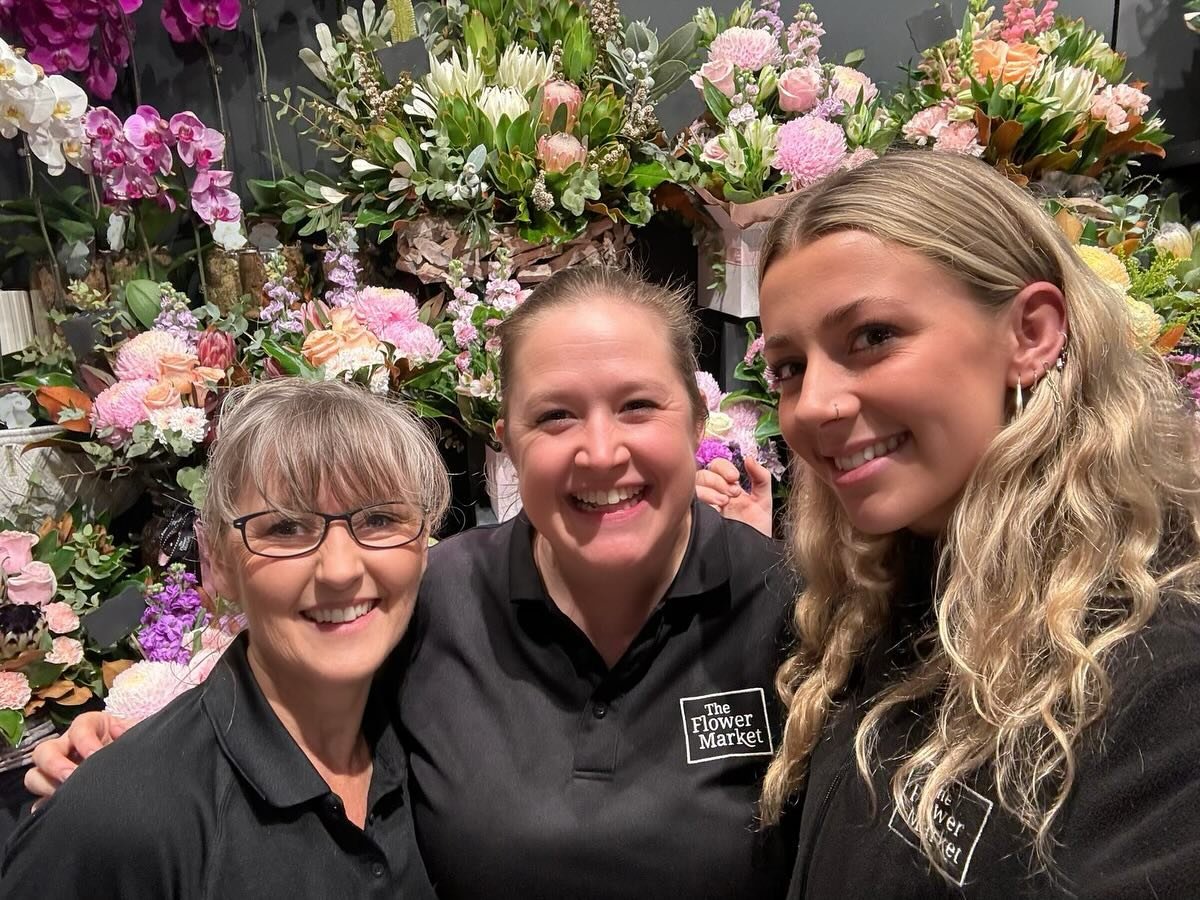 5am Crew @theflowermarketperth 💗💗💗

Good Morning Perth! We are so excited for a huge day ahead doing what we all love so much, bringing YOU and MUM&rsquo;S the freshest, most beautiful flowers 🌸🌷✨

Come down to the Herdie and pick your bunch thi