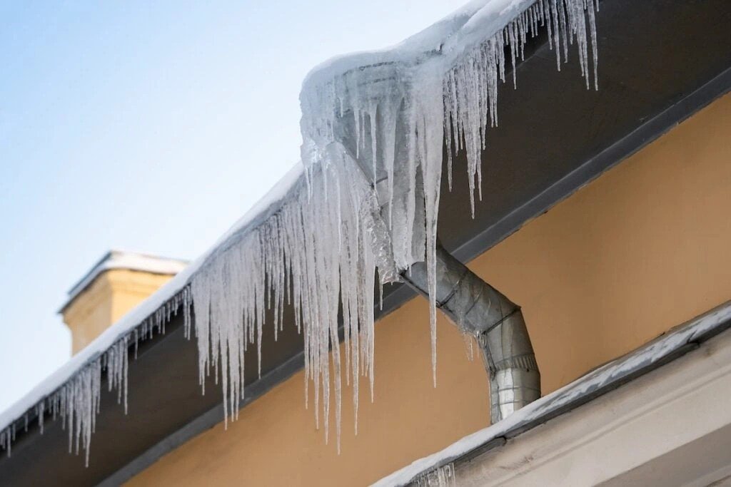 Those icicles hanging from your roof? ❄️ They might be beautiful, but they&rsquo;re warning signs of fascia board damage.�Learn how fascia board repair in Oakville, Ontario keeps your home safe this winter.�Read the full blog 👉 [link in bio]�#Oakvil