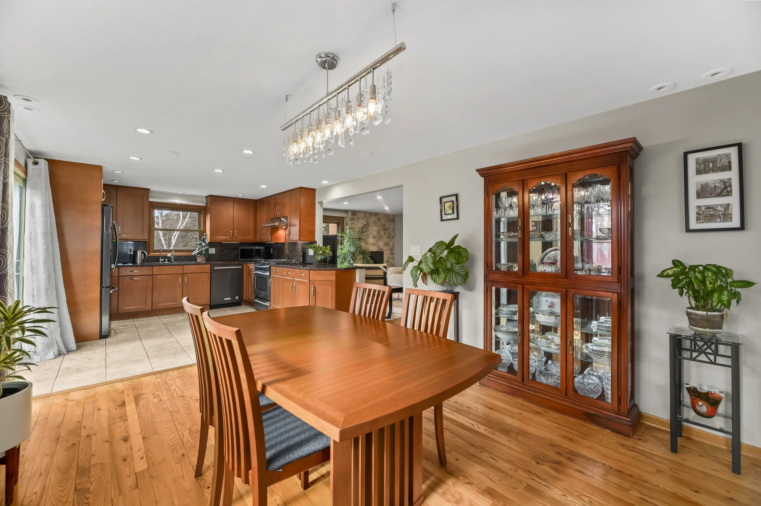 dining room to kitchen