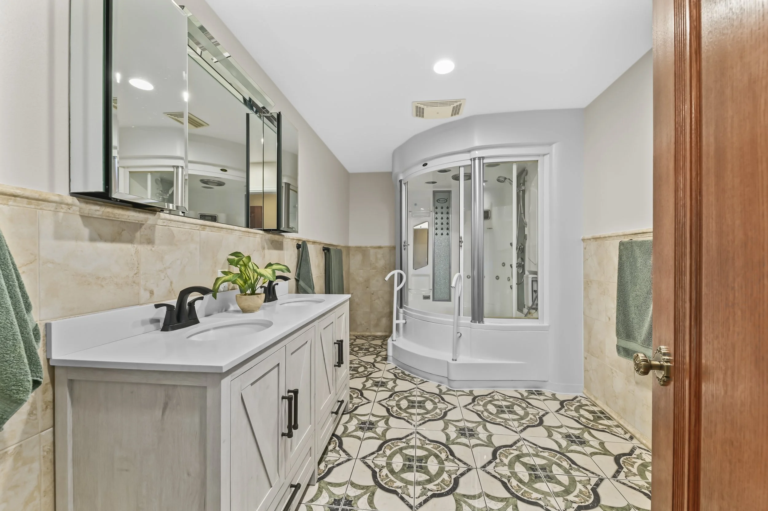 second floor full bathroom