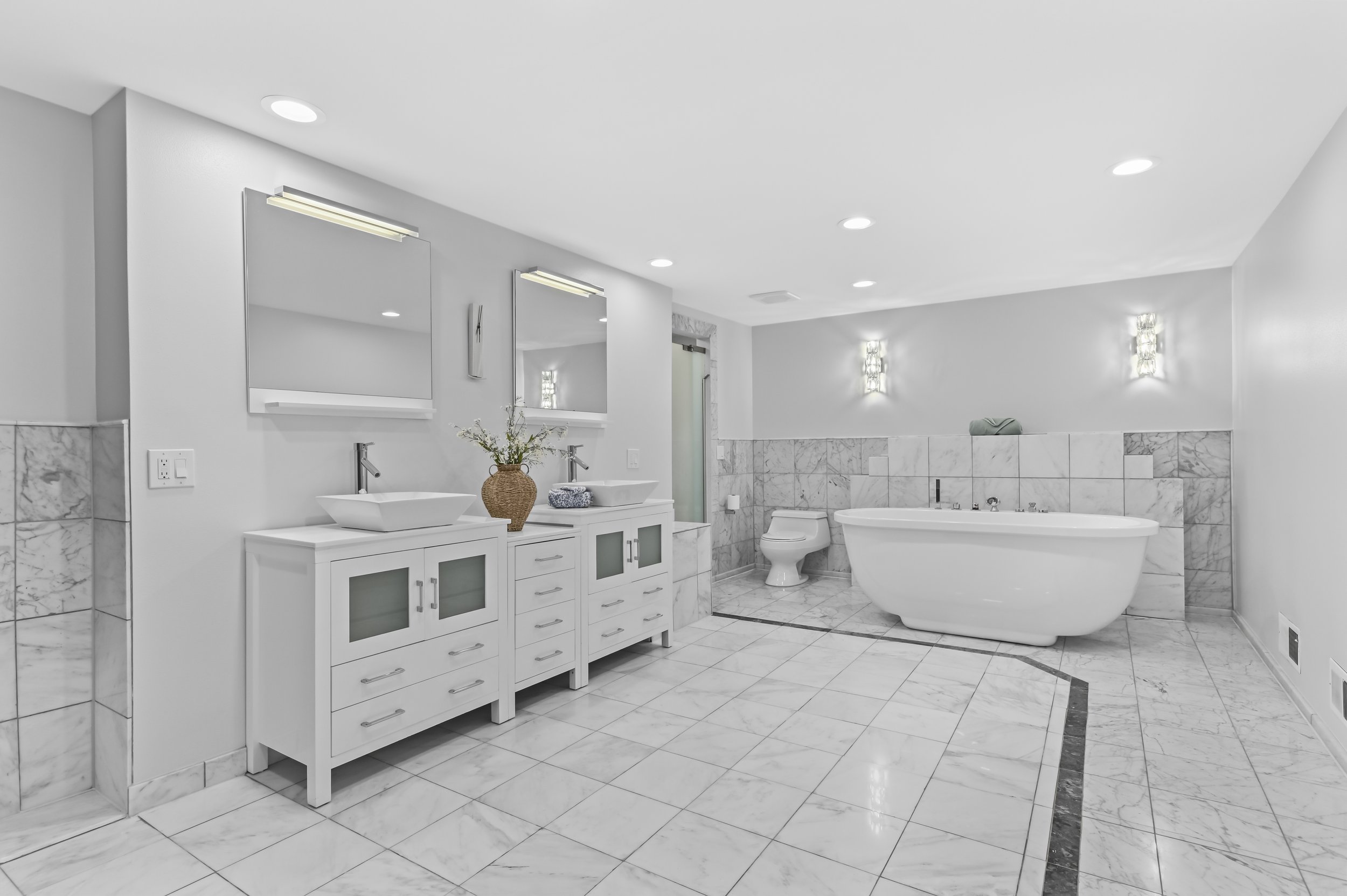 spa-like second floor ensuite bath