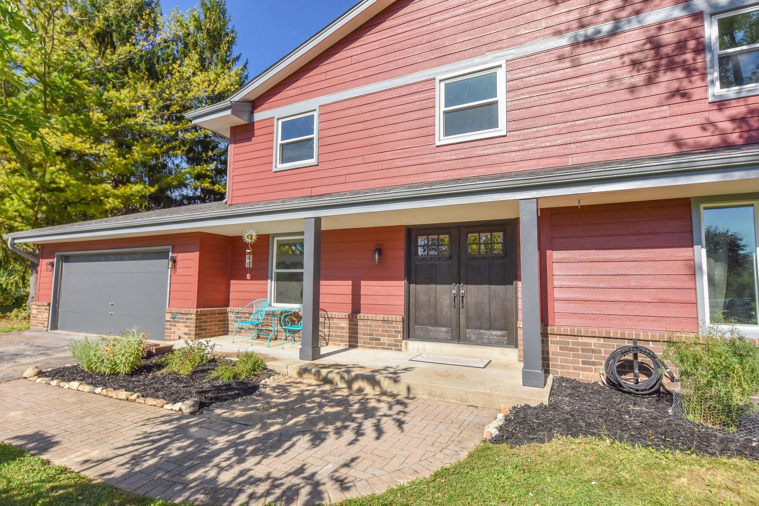 spacious 2.5 car garage