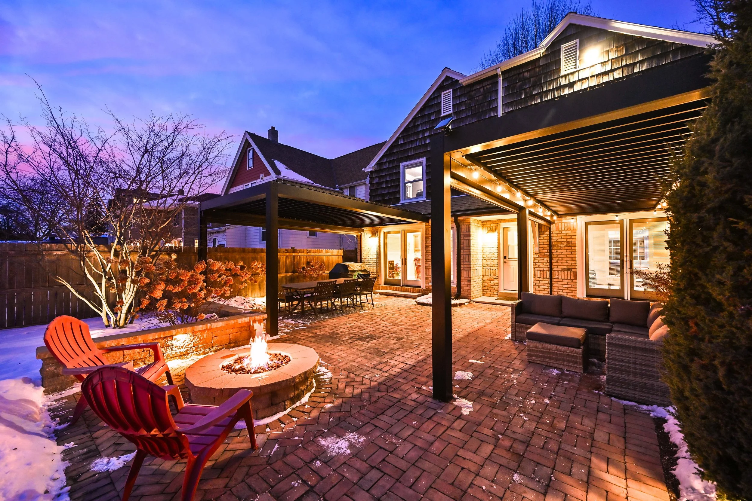 pergolas with motorized screens