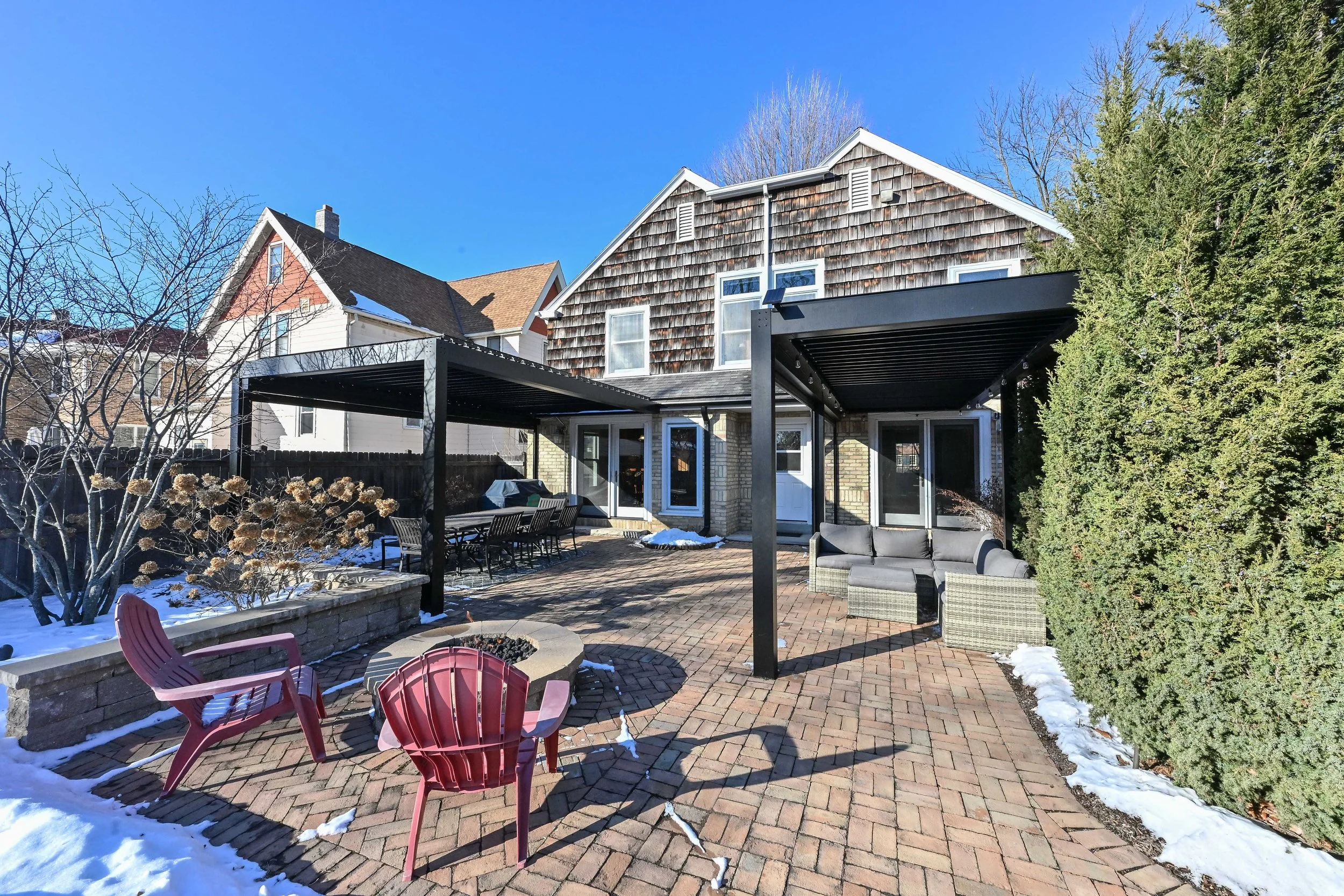 pergolas with motorized screens