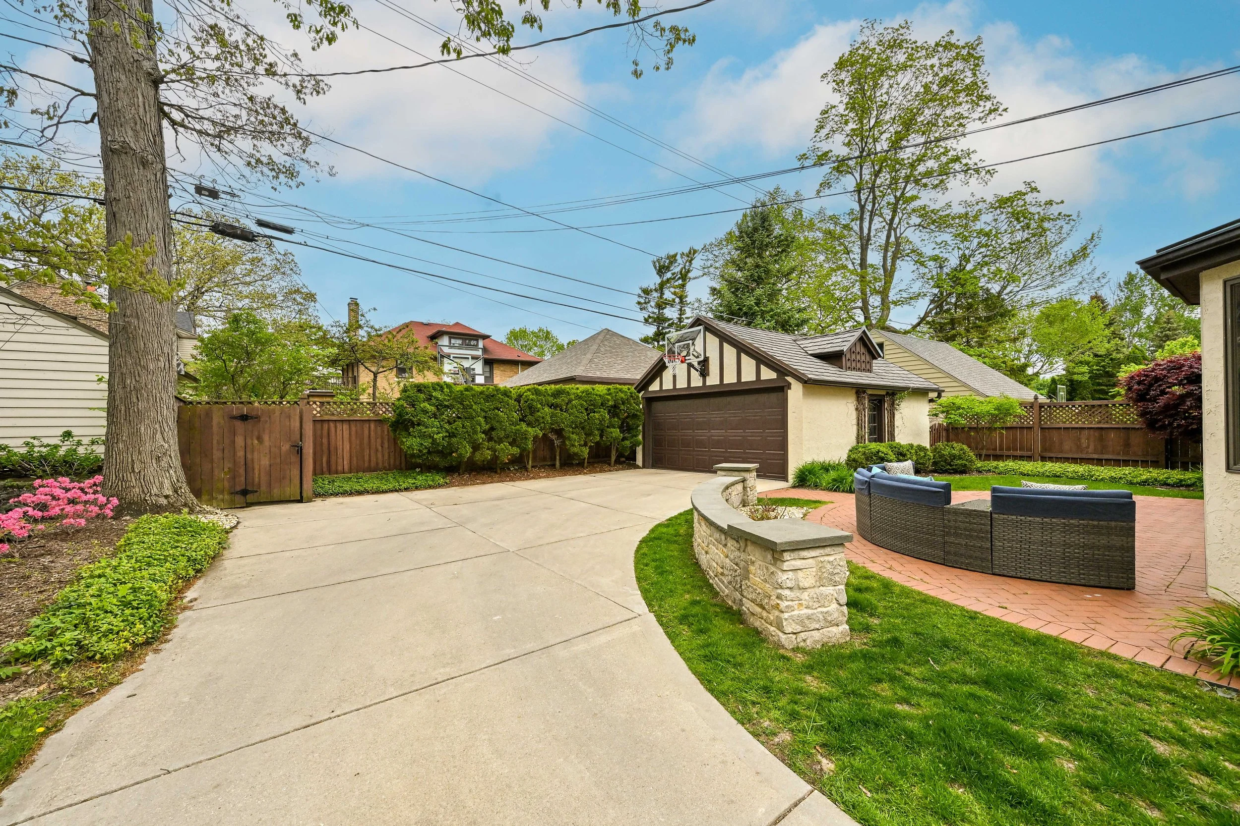 ample driveway space