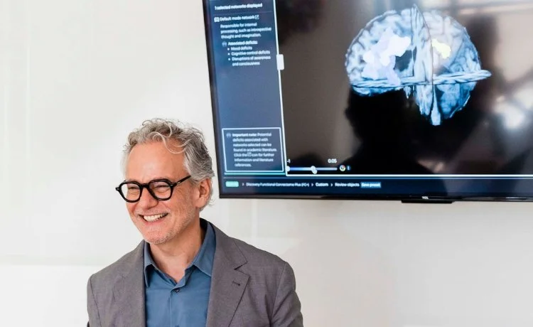 Dr. John Reitano in front of a monitor discussing Delve Psychiatry's behavioral health services near Blue Diamond, Nevada.