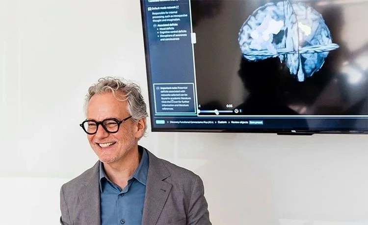 Vegas Heights, Las Vegas TMS technician providing TMS therapy.