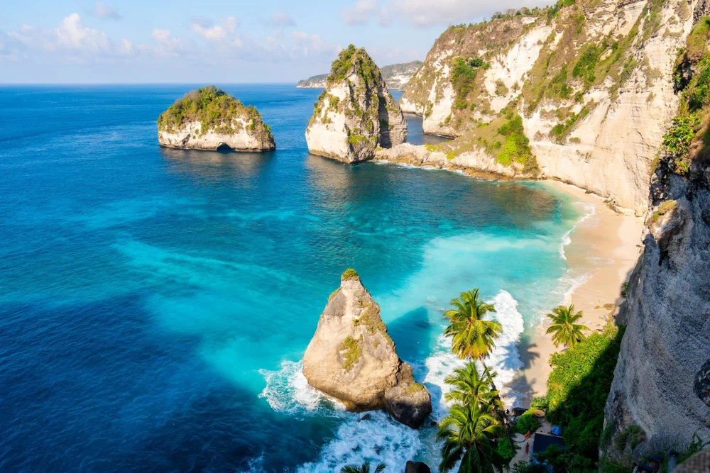 Plage de sable blanc et côte rocheuse près de Bali