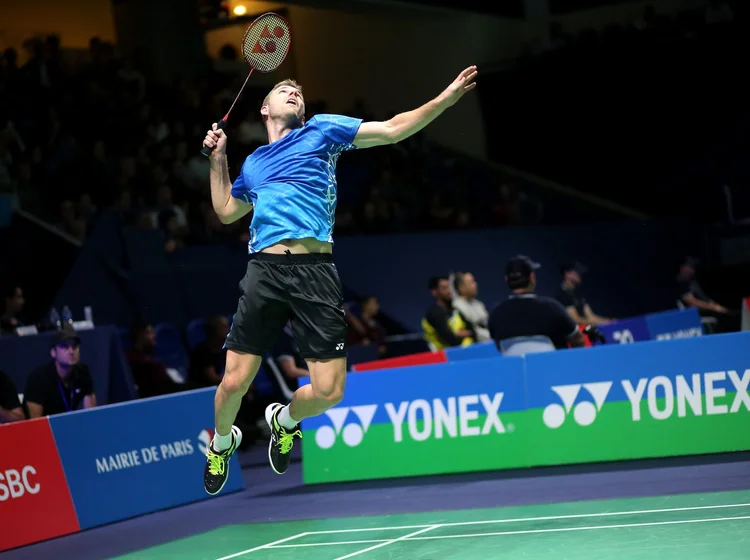 Brice Leverdez en plein smash sauté aux Internationaux de France