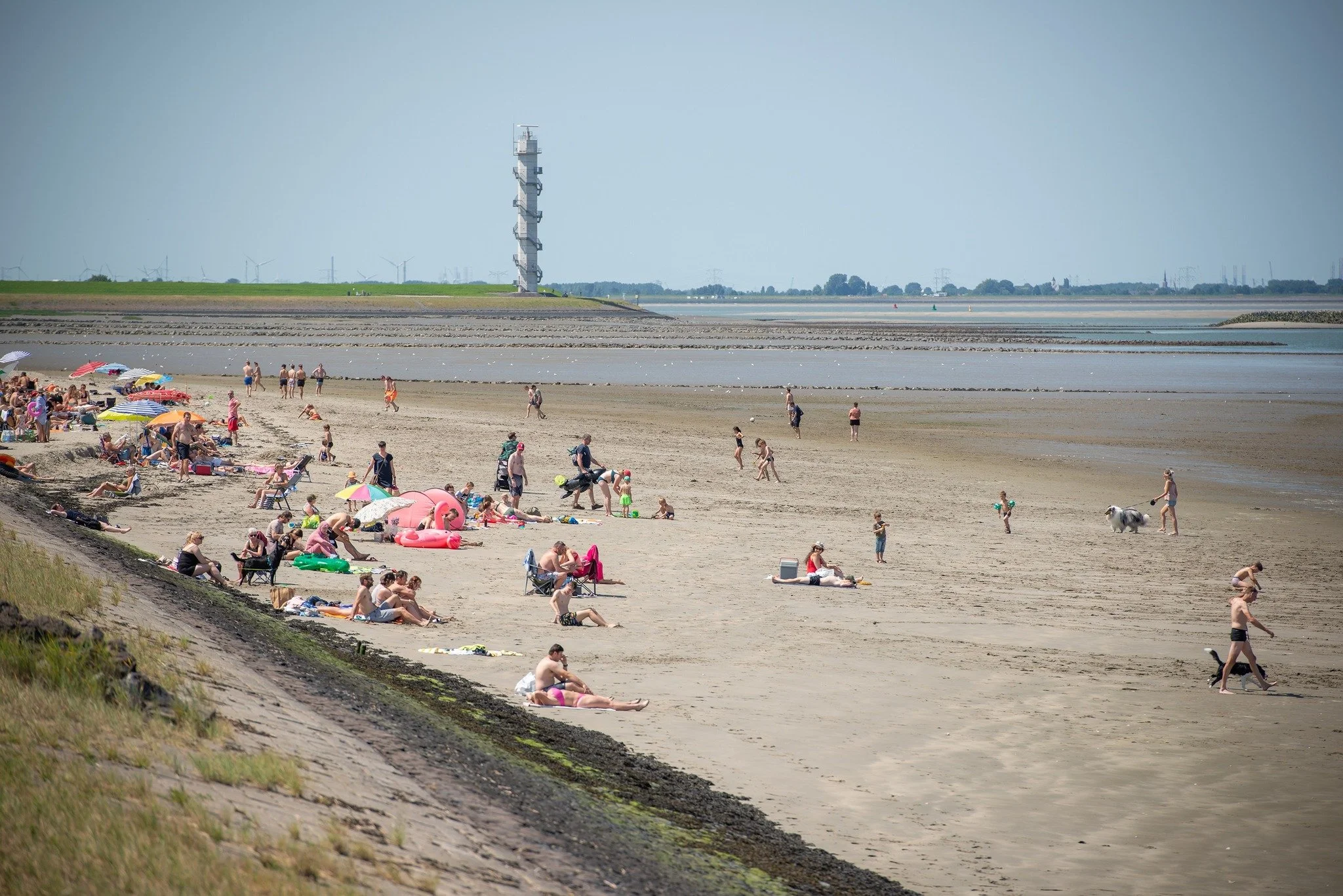 Als je zin hebt om naar het strand te gaan maar niet ver wilt rijden, dan is het strandje aan de Westerschelde genaamd Perkpolder, op slechts 20 minuten rijden, een perfecte keuze. Hier kun je heerlijk met de kinderen vertoeven.
