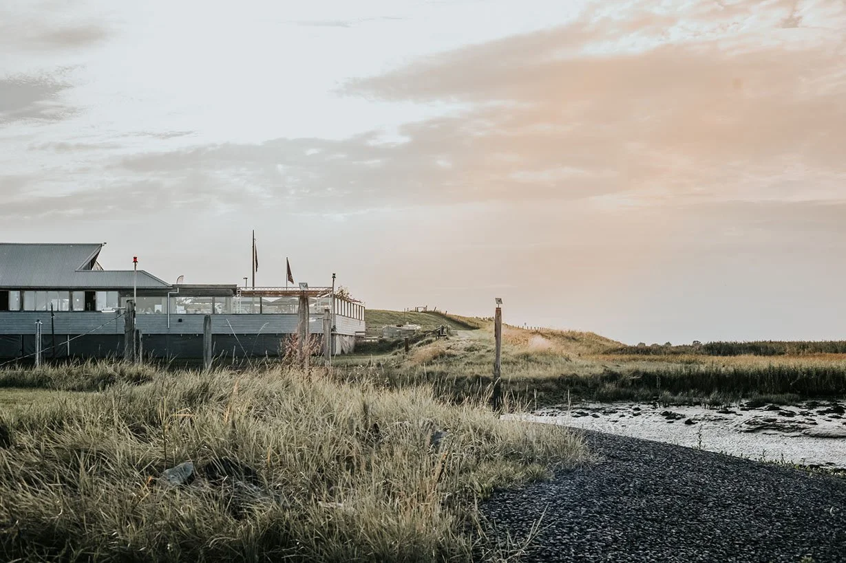Geniet van heerlijke borrel op het prachtige terras van restaurant ‘t Schor met uitzicht op de Westerschelde en laat je verrassen door de diversiteit van de menukaart.