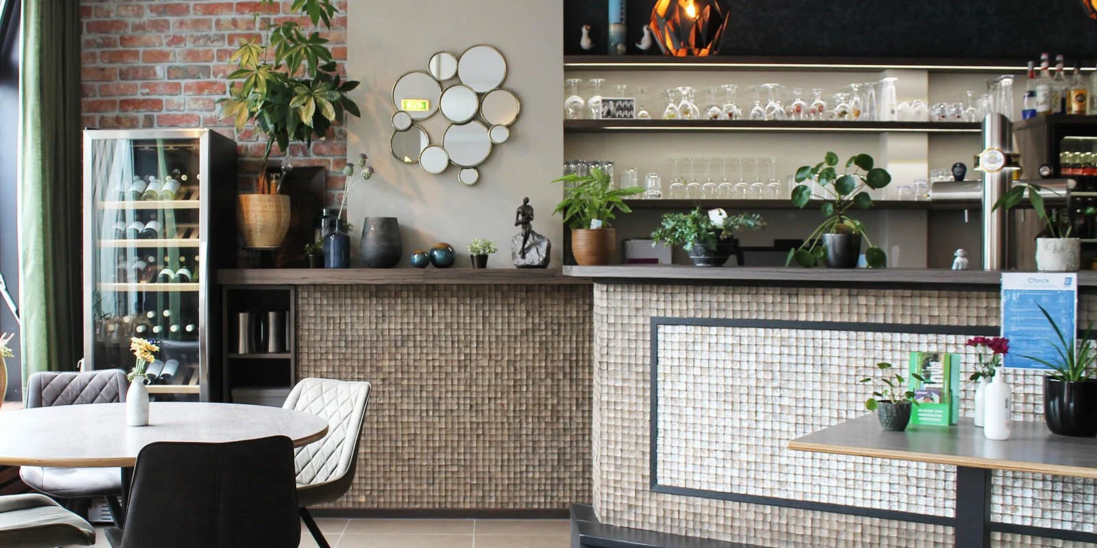 Ontdek de smaak van Zeeuws-Vlaanderen bij Eet- en Drinckerij Nobel in Graauw. Hier geniet je van lokale gerechten met verse ingrediënten.