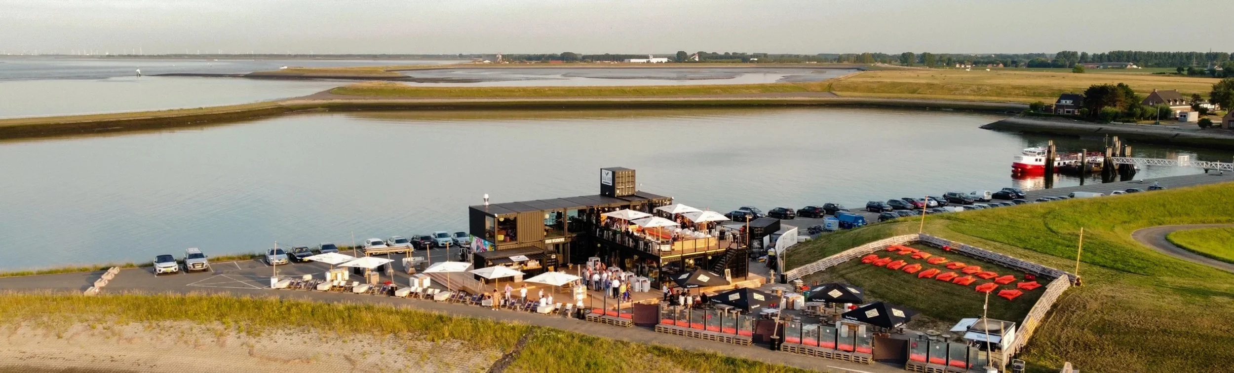 Ontspan bij Bar Goed in Perkpolder, de ideale beachbar aan de Schelde. Geniet van de relaxte sfeer met heerlijke streetfood en verfrissende drankjes.