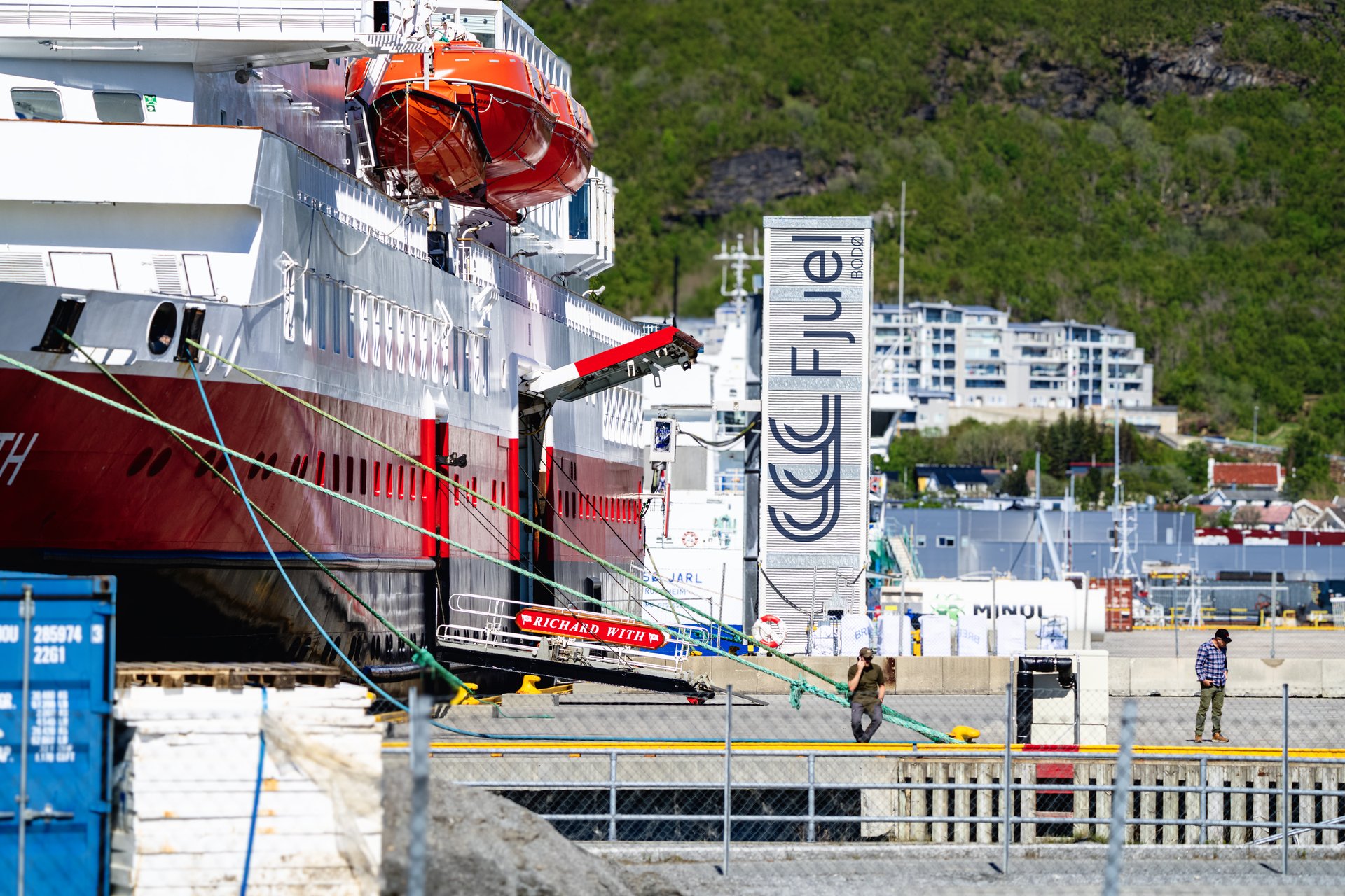 Kystruteskip fra Hurtigruten koblet til landstrømanlegget på Terminalkaia i Bodø havn