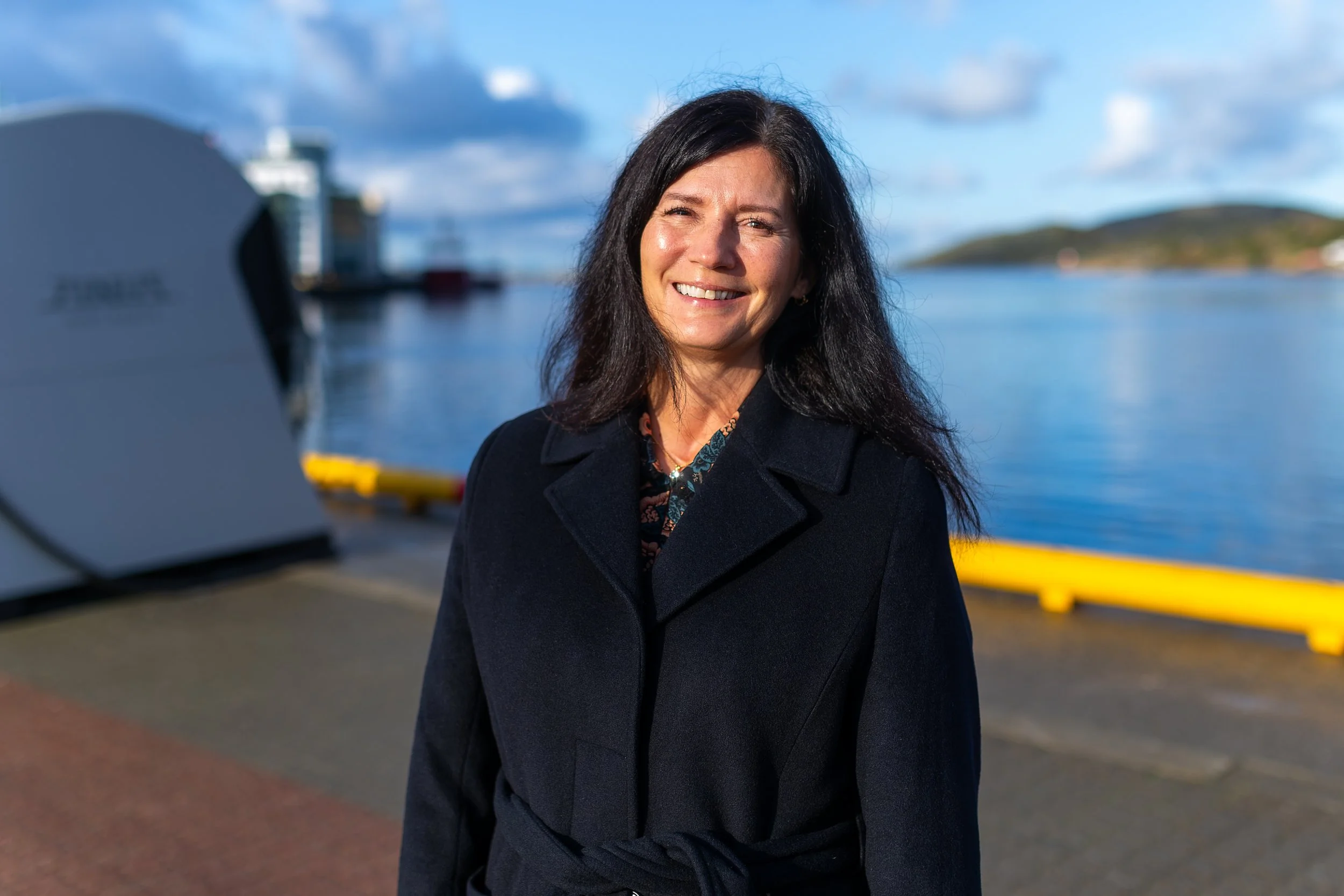 Monica Fjellstad, konsernsjef i Bodø Energi og styreleder i Fjuel Bodø, foran et kystruteskip i Bodø havn