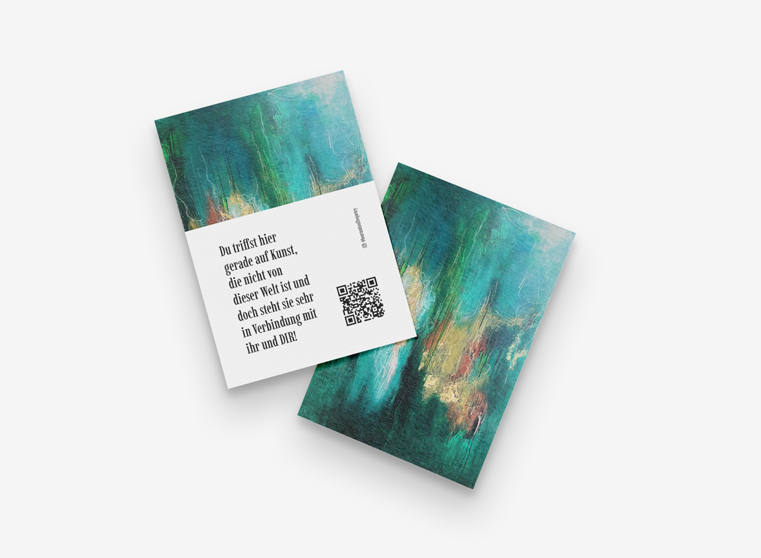 Ein Flyer mit abstraktem grünen und blauen Gemälde-Design auf der Vorderseite und Rückseite.
