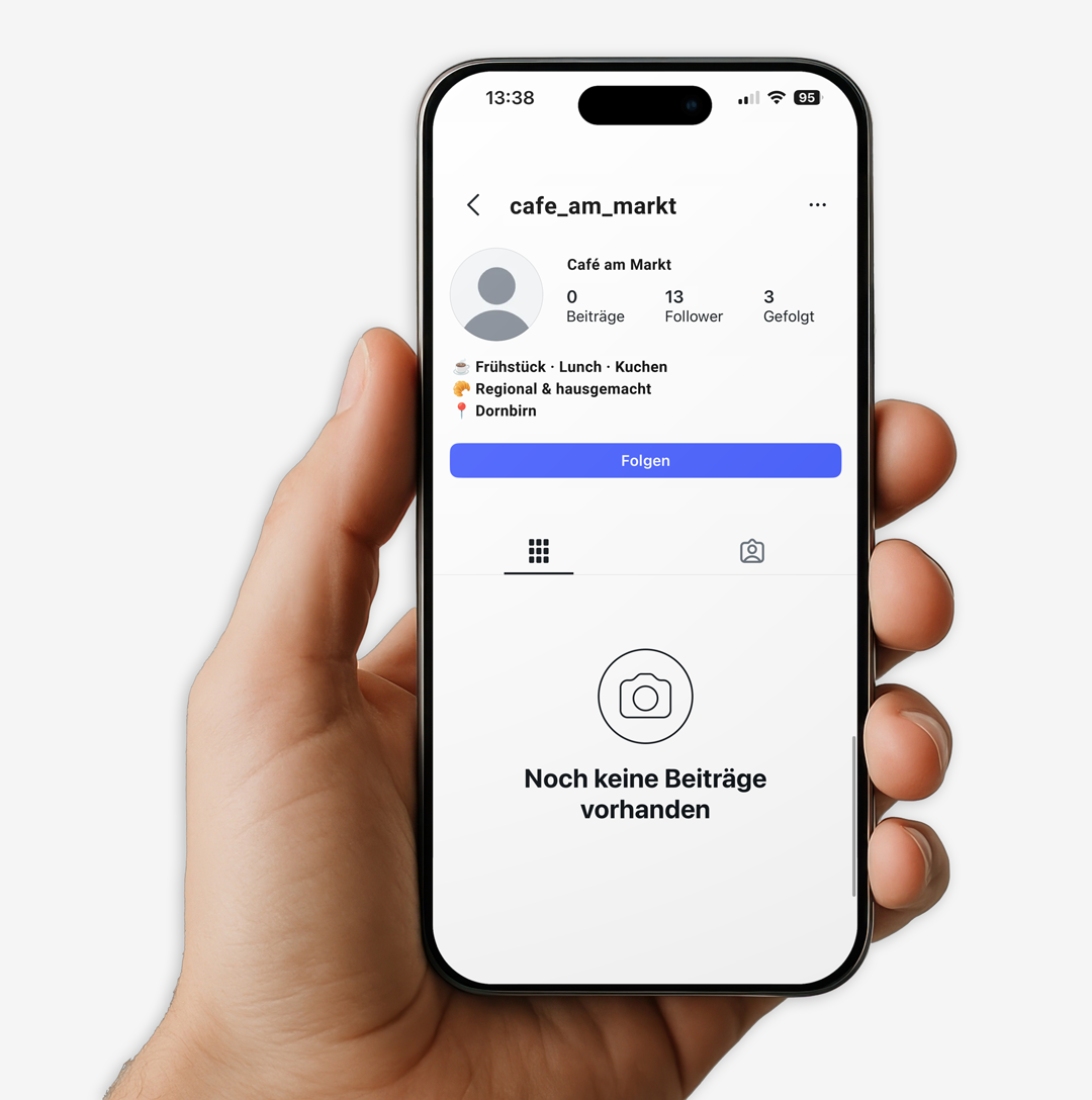 Ein Smartphone zeigt ein Instagram-Profil namens »cafe_am_markt«. Das Profil hat keinen Beitrag, 13 Follower und folgt 3 Konten. Die Profilbeschreibung nennt Frühstück, Lunch, Kuchen, regional und hausgemacht aus Dornbirn. Unten steht »Noch keine Beiträge vorhanden«.