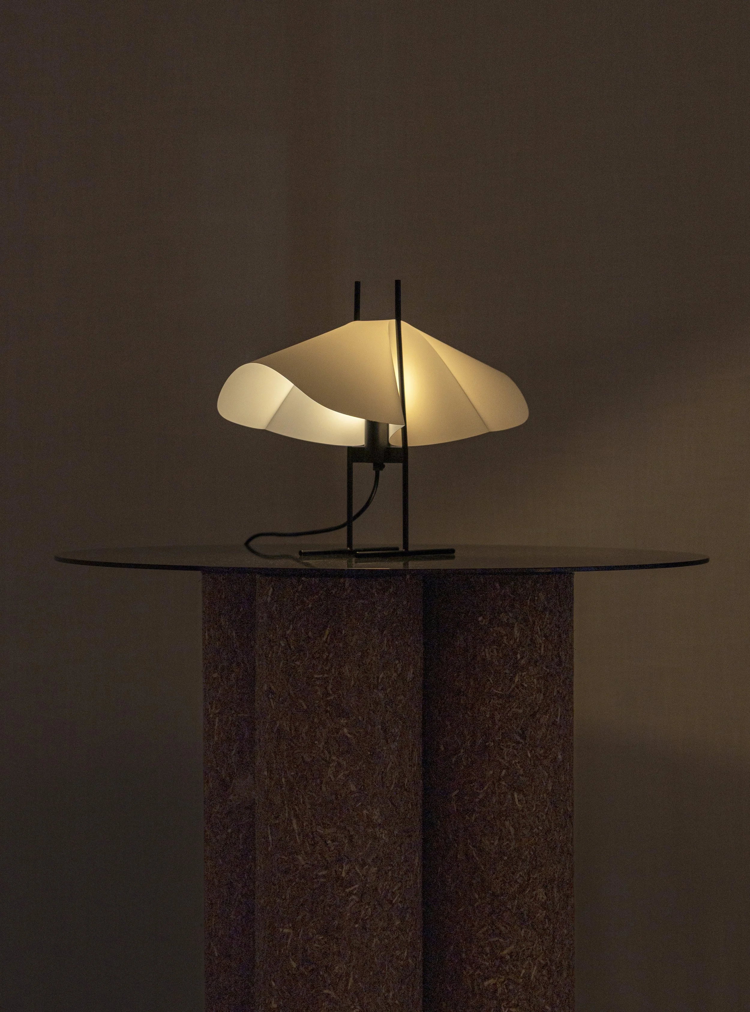 Cho lampada da tavolo bianca leggera e elegante, tipo Ingo Maurer