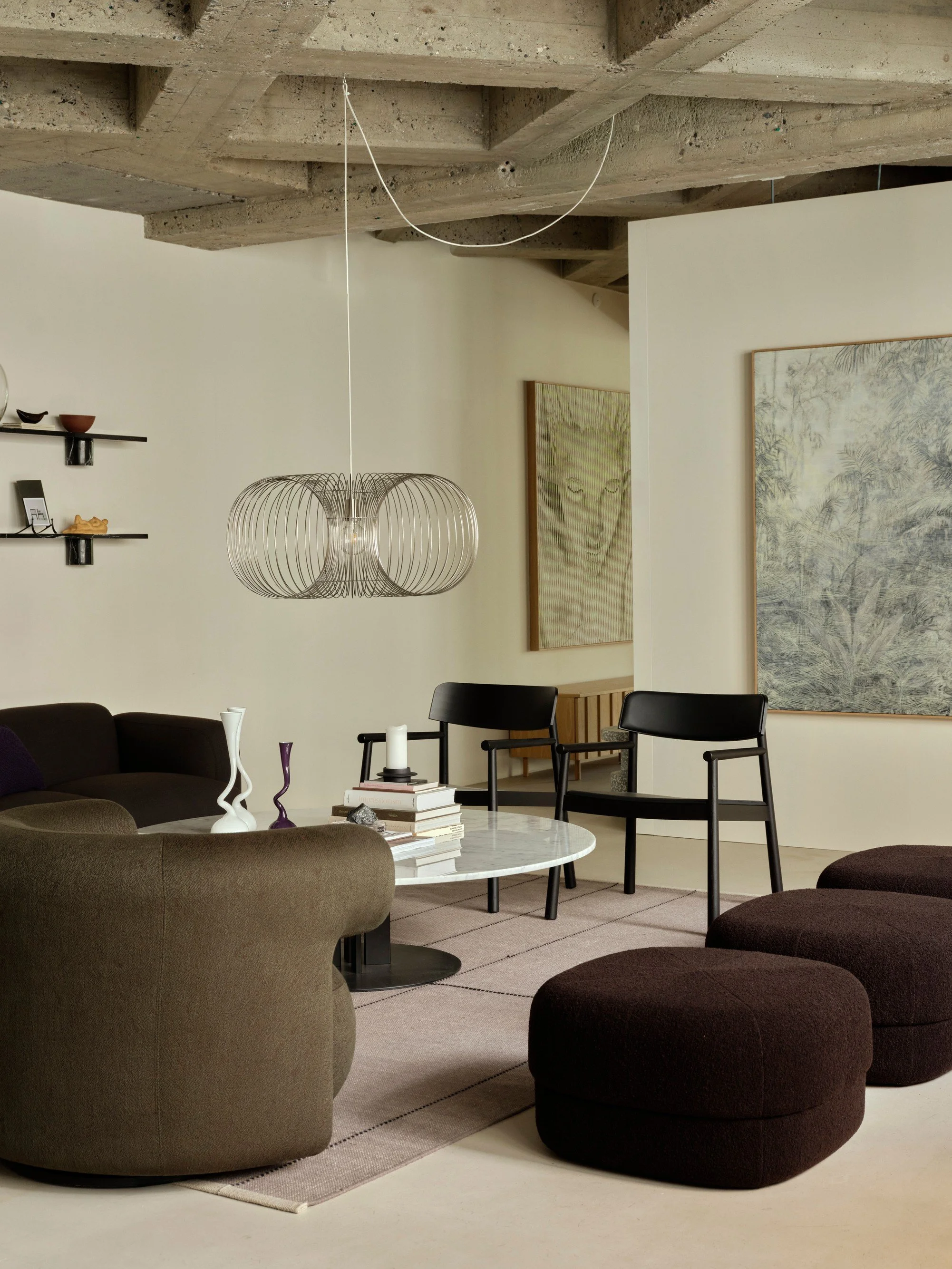 Zona lounge ufficio elegante con toni scuri