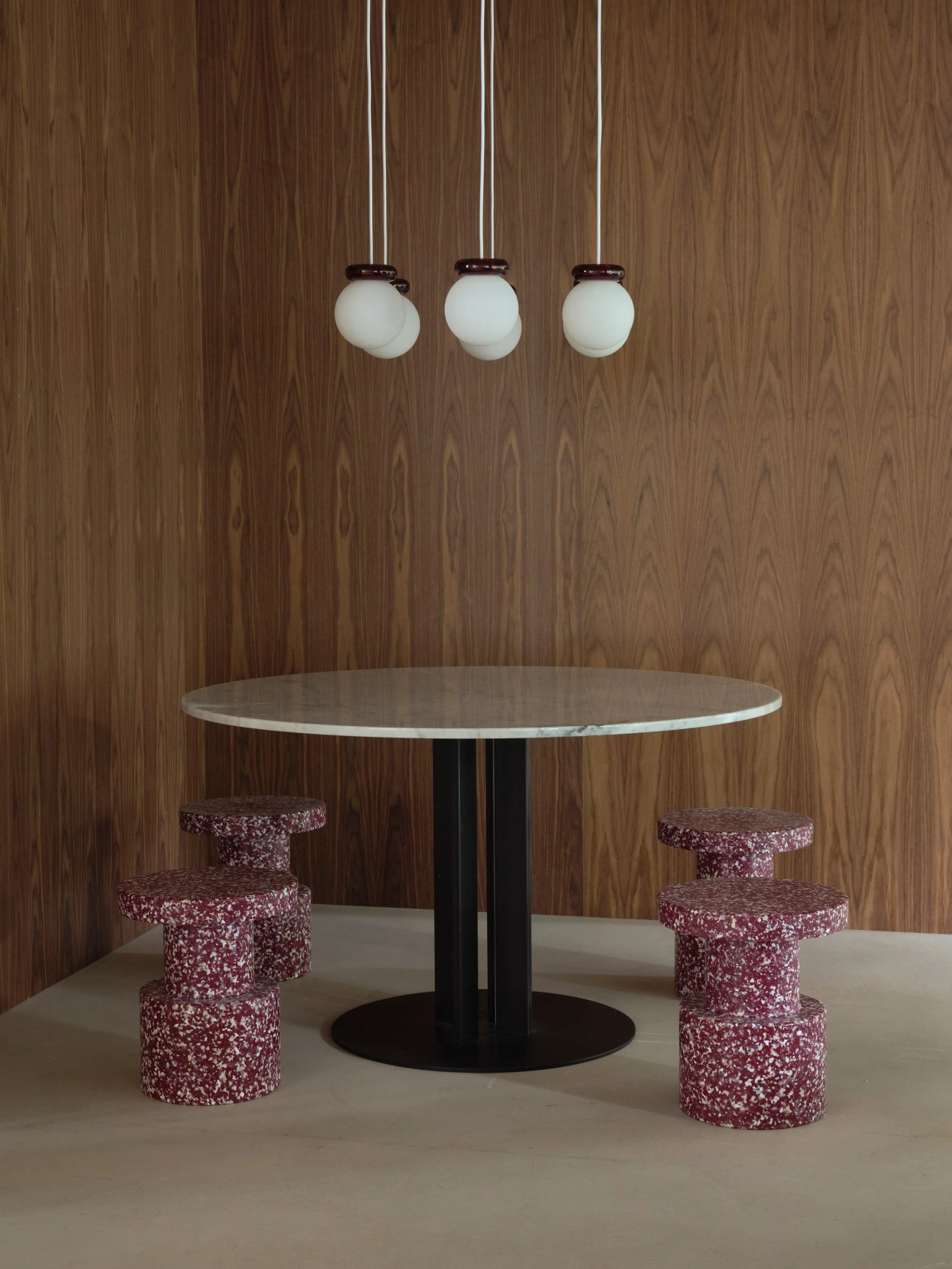 Setting informale meeting, bit stool, scala tavolo, lampade Hink 