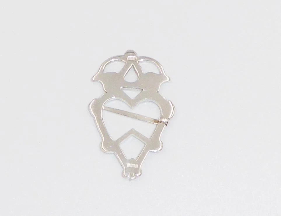 A Scottish luckenbooth (heart brooch) by Colin Campbell, Inverness, c.1990s - reverse