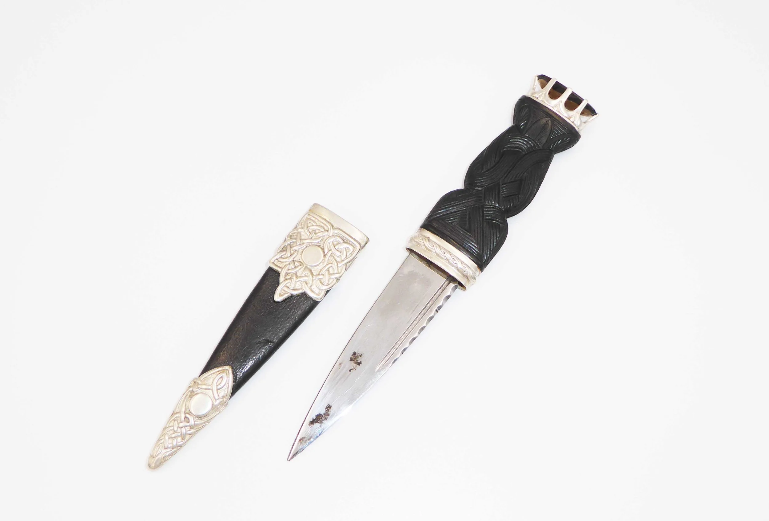 A Vintage Scottish silver mounted sgian dubh by Thomas K. Ebbutt, Edinburgh, 1930 - front open