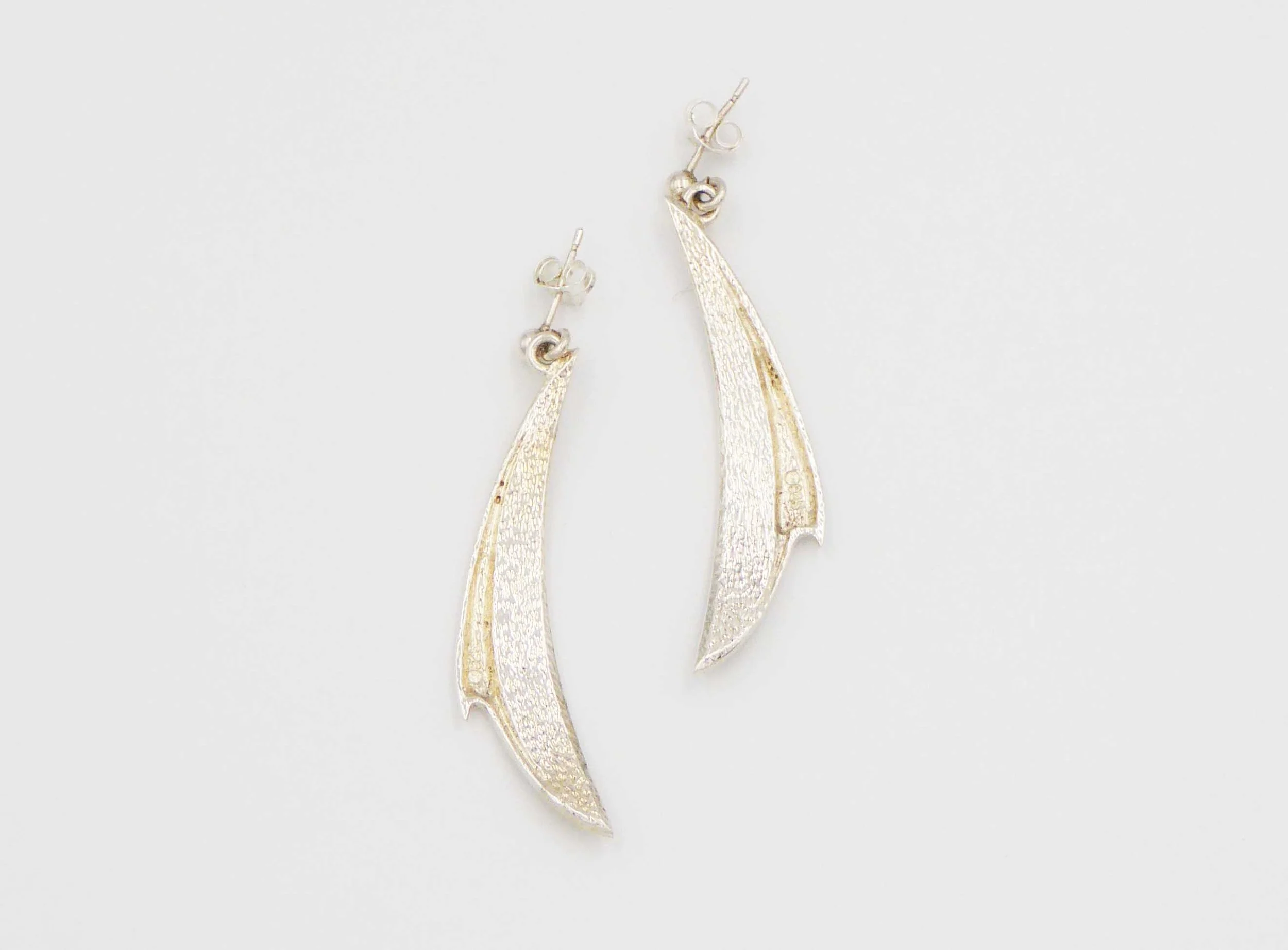 Silver and enamel ‘New Wave’ drop earring by Sheila Fleet, Orkney - reverse