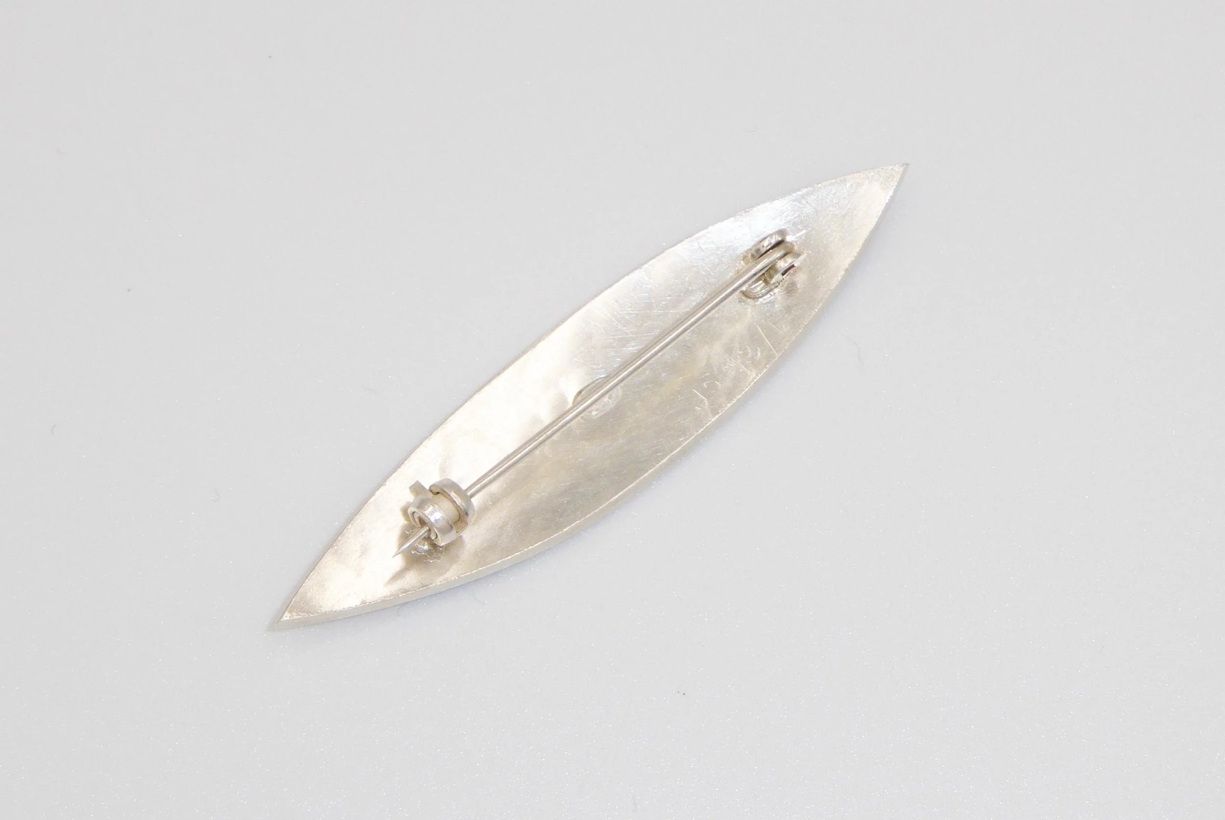 Silver and enamel ‘feather’ brooch by Jane Short, Brighton, c.1993 - reverse